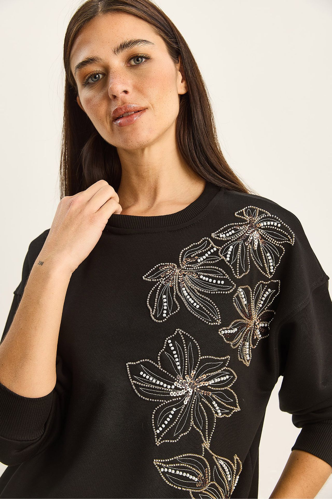 LUCCI Embroidered Crew Neck Sweatshirt 4