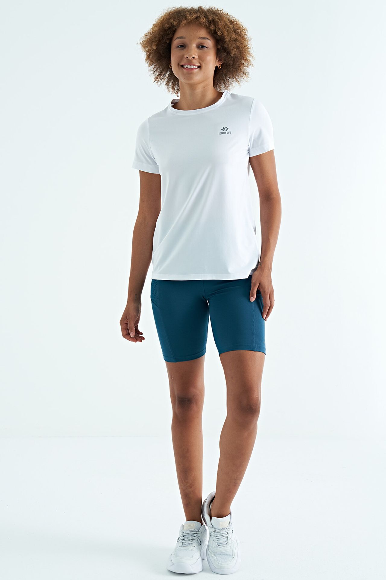 TOMMY Women's relaxed crew neck T-shirt with side slits 6