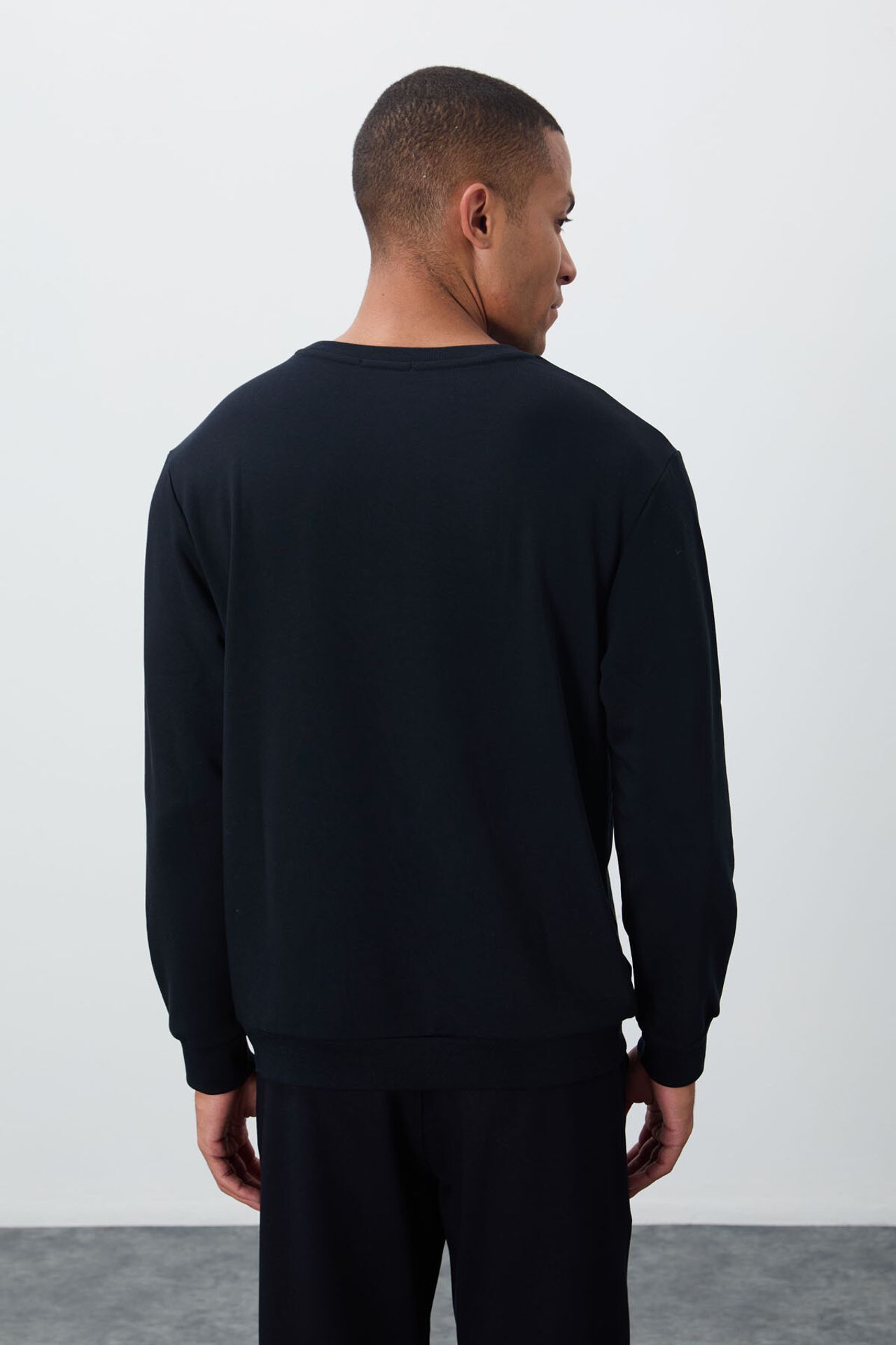 TOMMY Men's Printed Crew Neck Sweatshirt 5