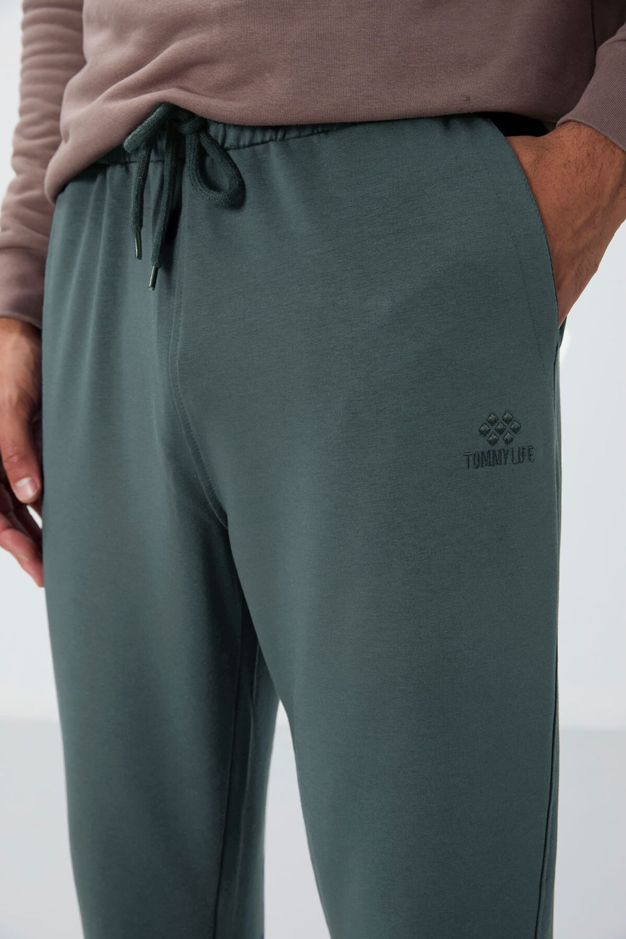 TOMMY Men's Regular-Fit Cotton Blend Sweatpants 3
