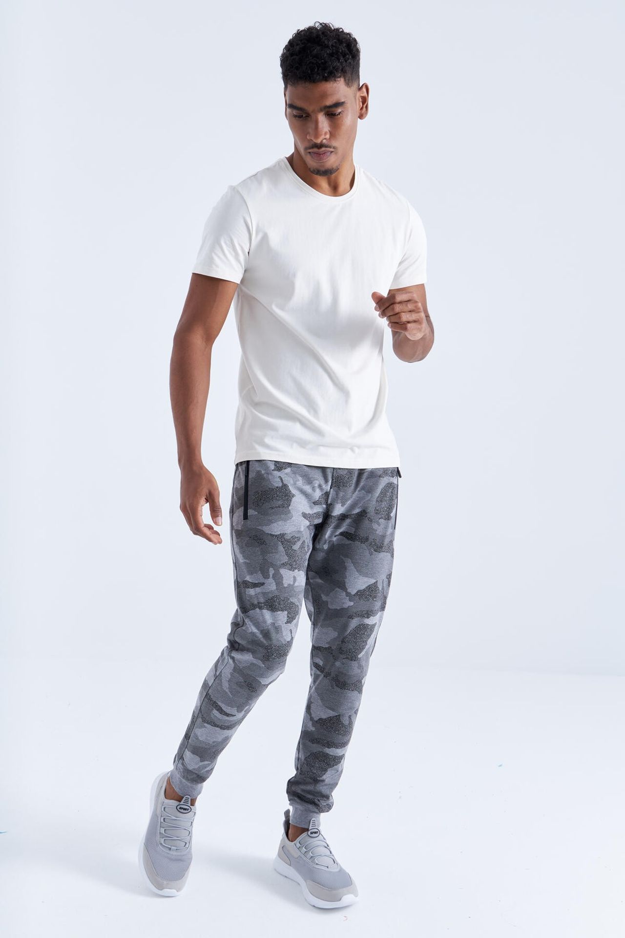 TOMMY Men's Camouflage Slim Fit Sweatpants 5