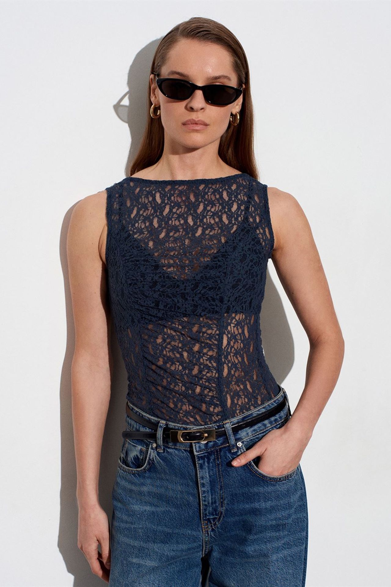 DILVIN Fitted Lace Sleeveless Blouse 1