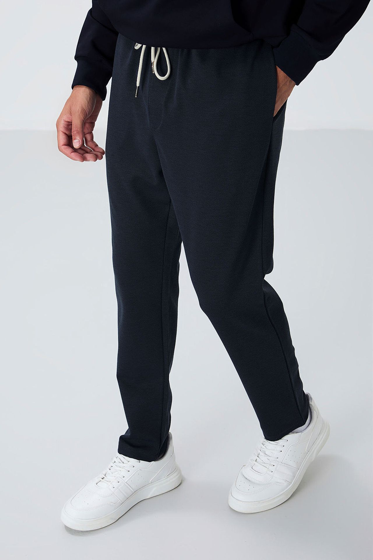 TOMMY Men's Elastic Waist Tapered Sweatpants 3