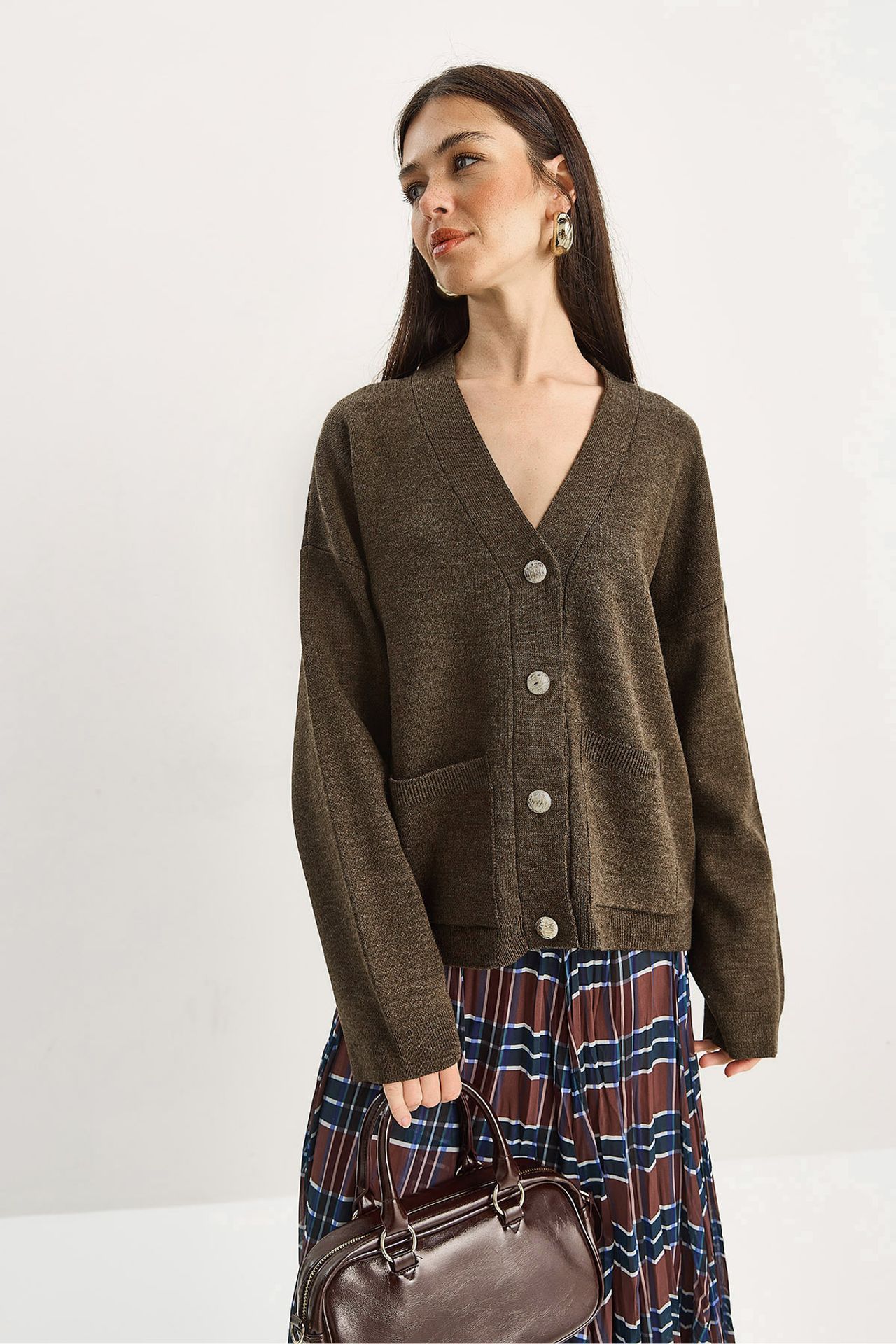 LUCCI Thick Ribbed V-neck Cardigan with Button Closure 2