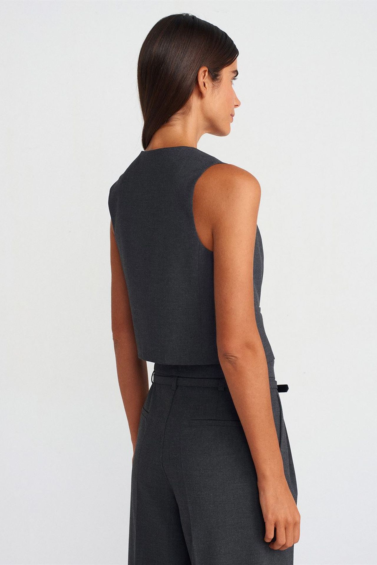 DILVIN Crop Crepe Waistcoat With Button Closure 2