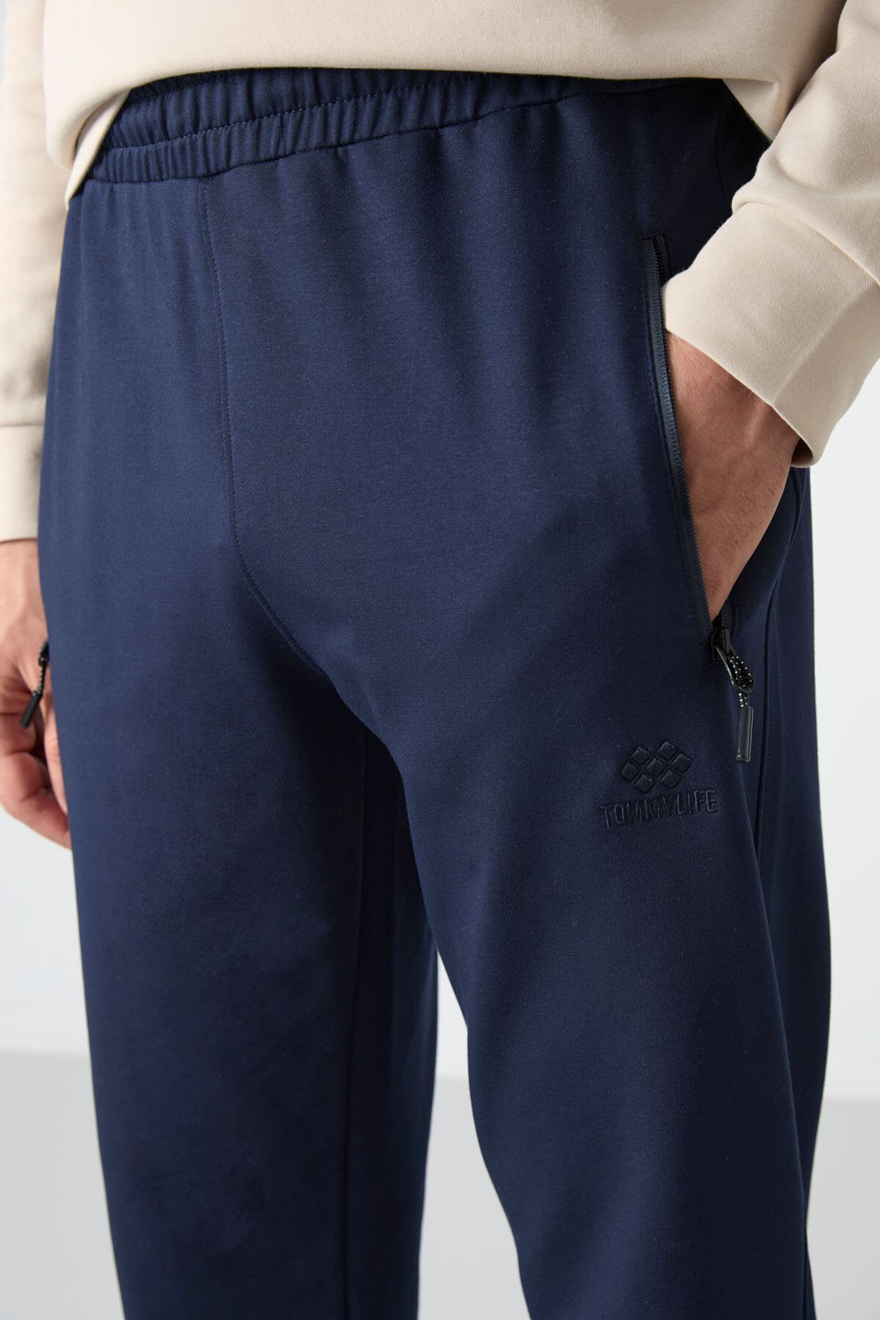 TOMMY Men's Regular Fit Straight-Leg Sweatpants 4