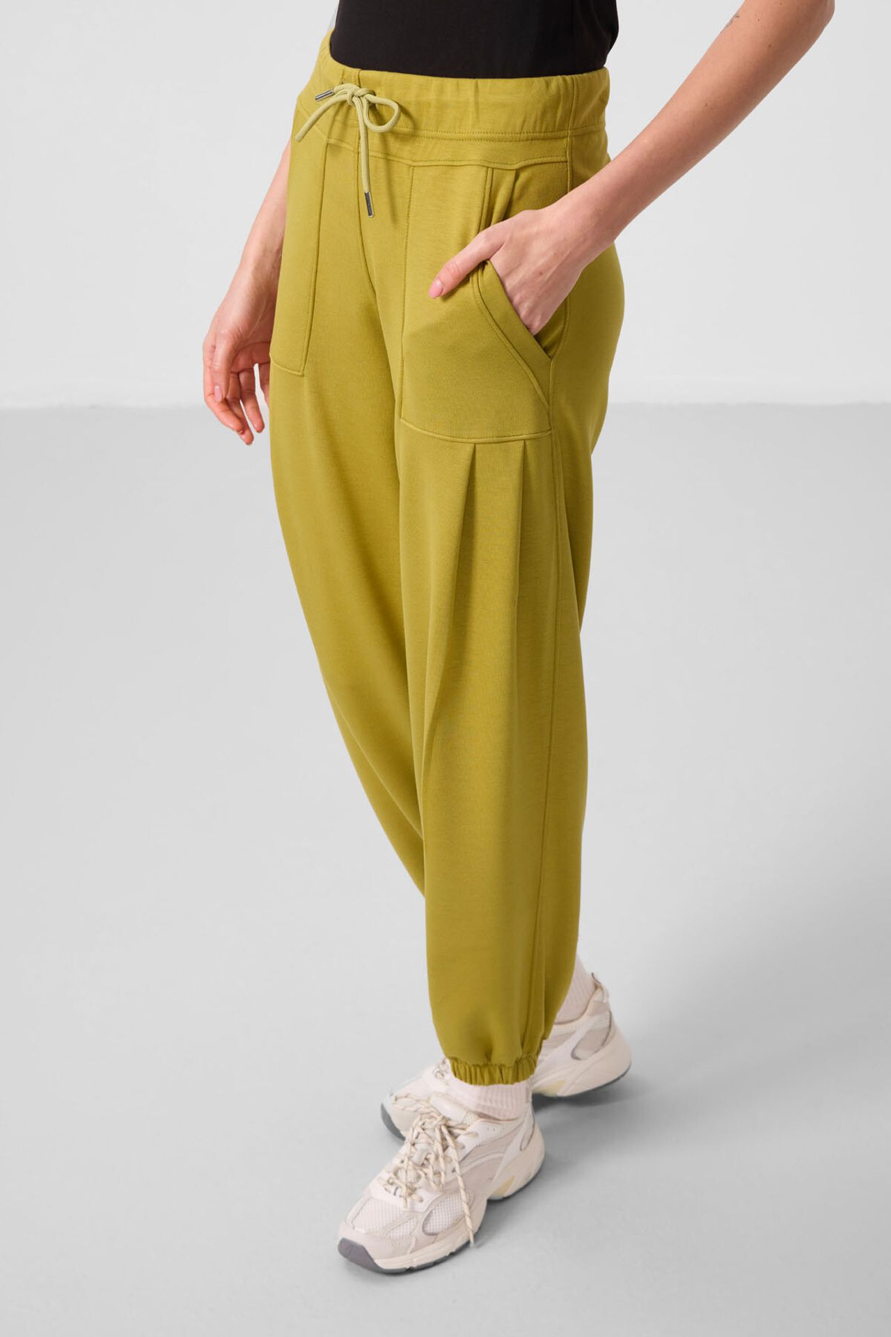 TOMMY Mid Waist Crepe Relaxed Pants with Pocket 4