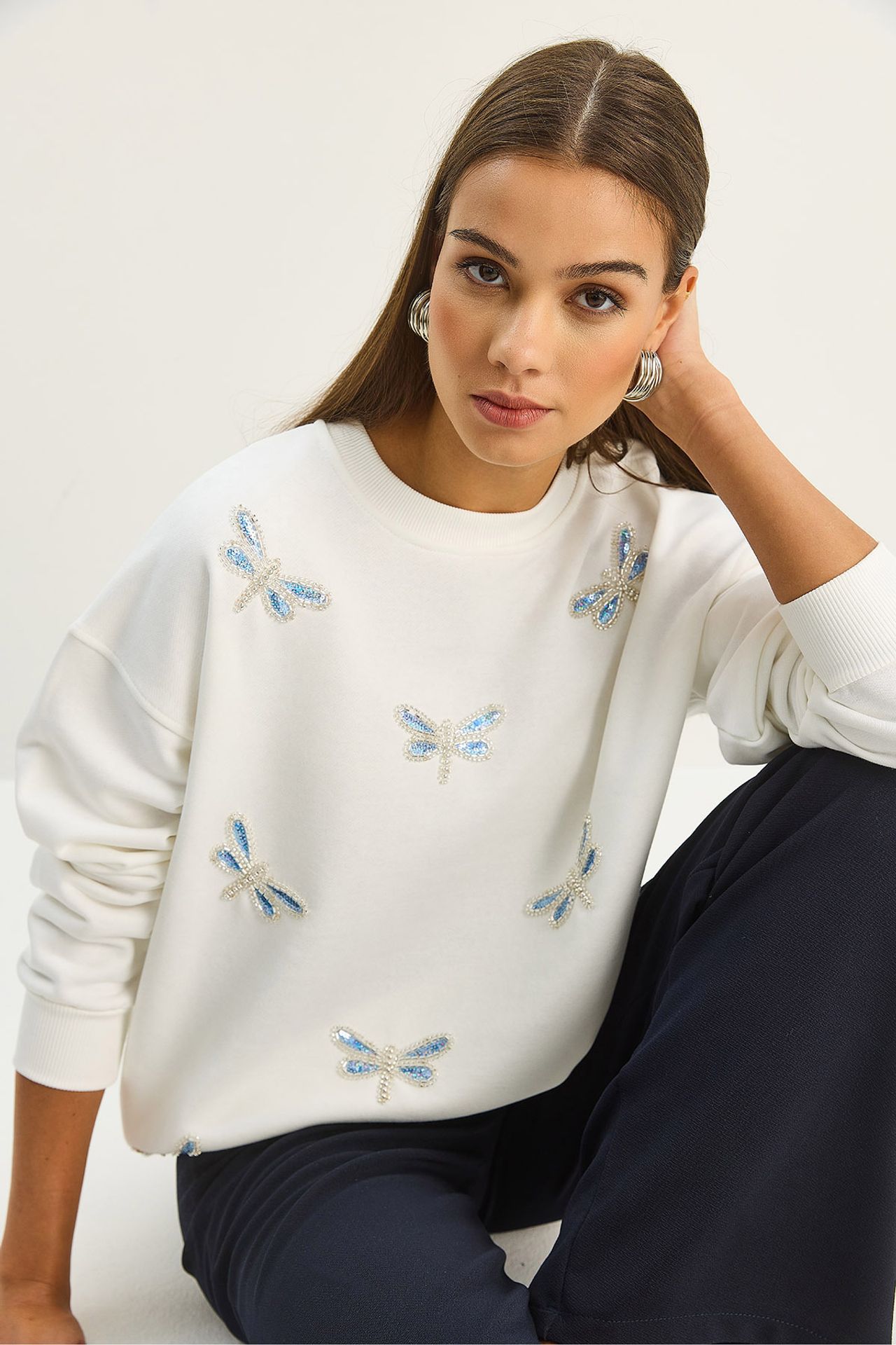 Dragonfly Embroidered Crew Neck Sweatshirt 3