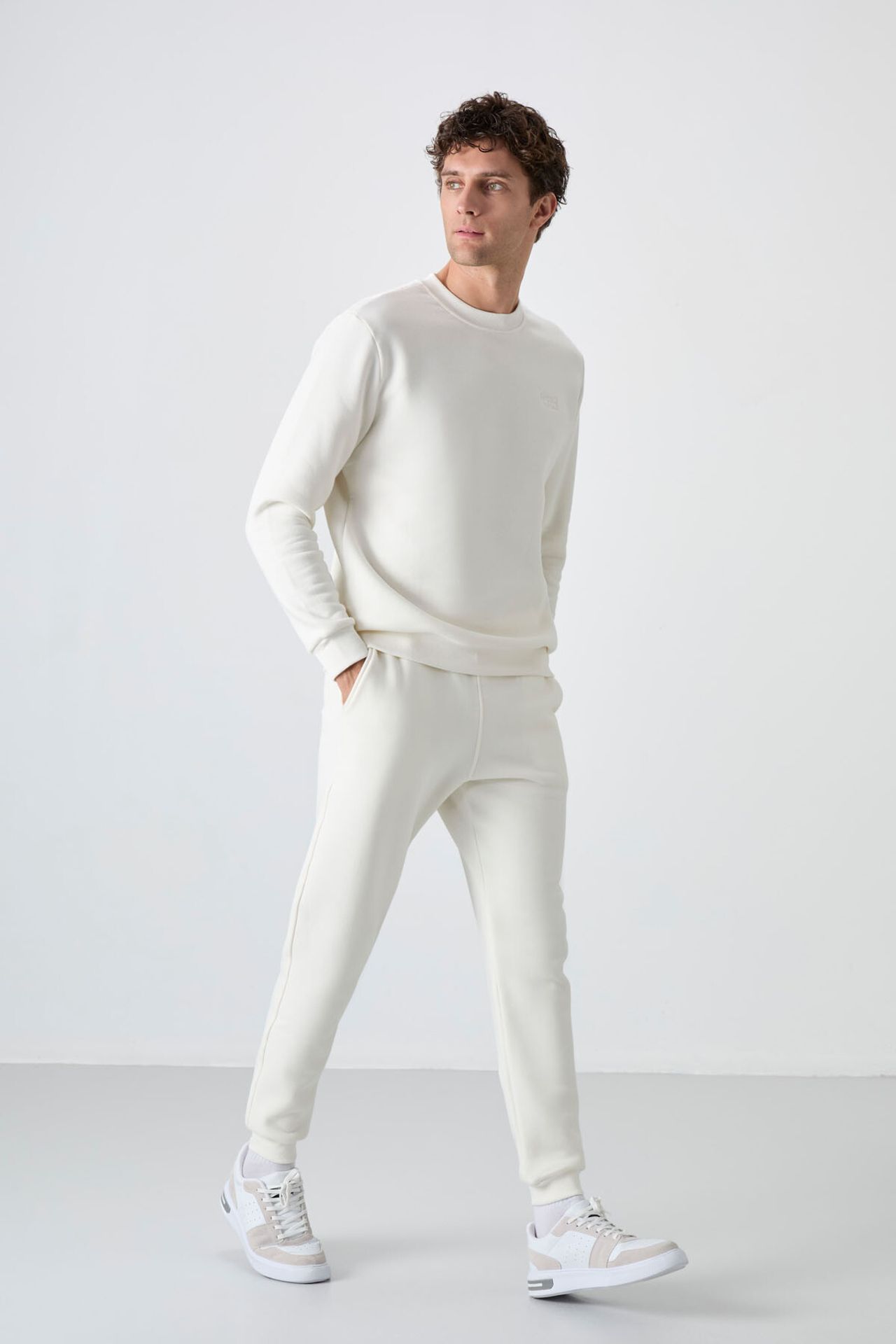 TOMMY Men's Long-Sleeve Crew Neck Sweatshirt And Pants Set 4