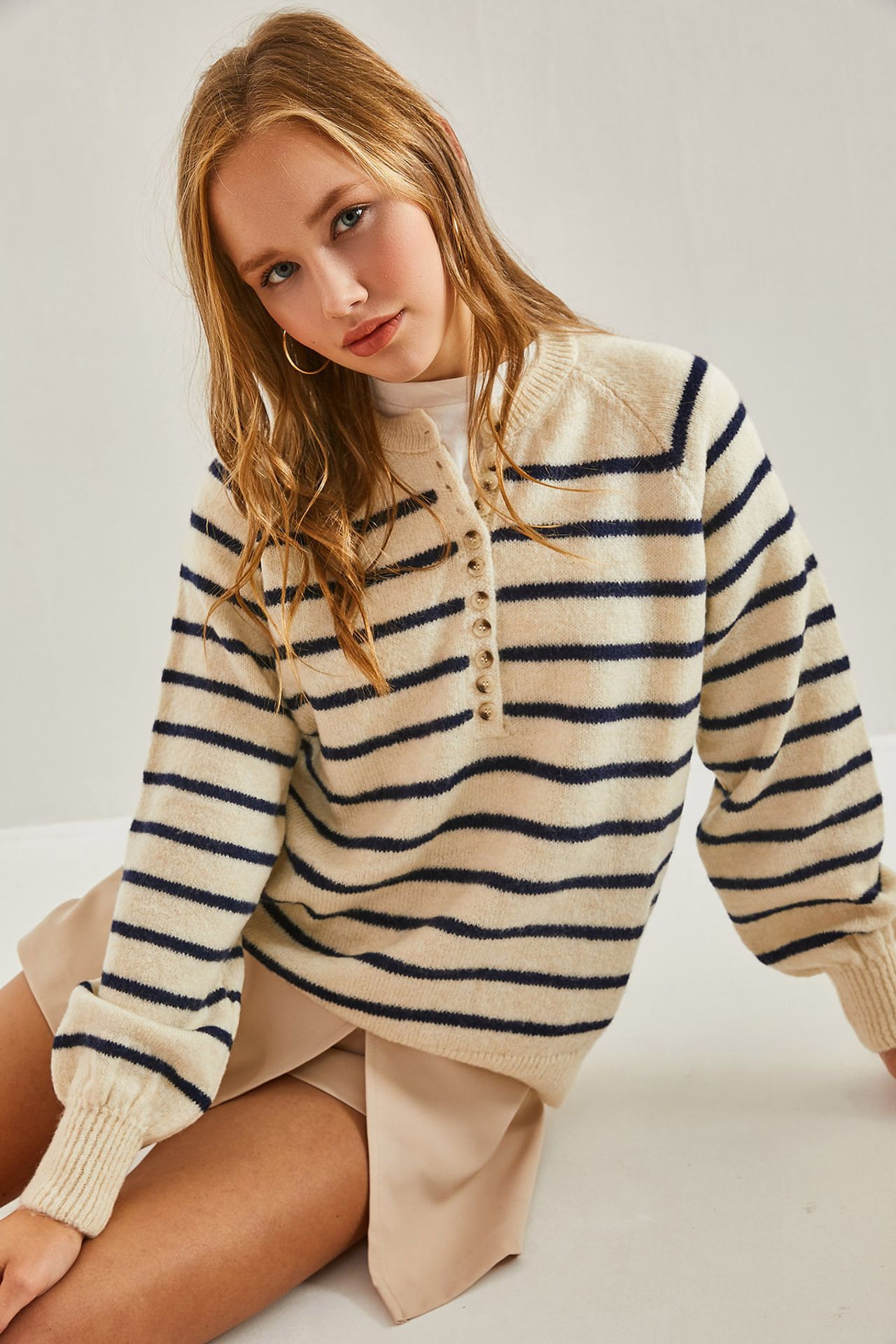 LUCCI Button-Collar Knit Sweater 4