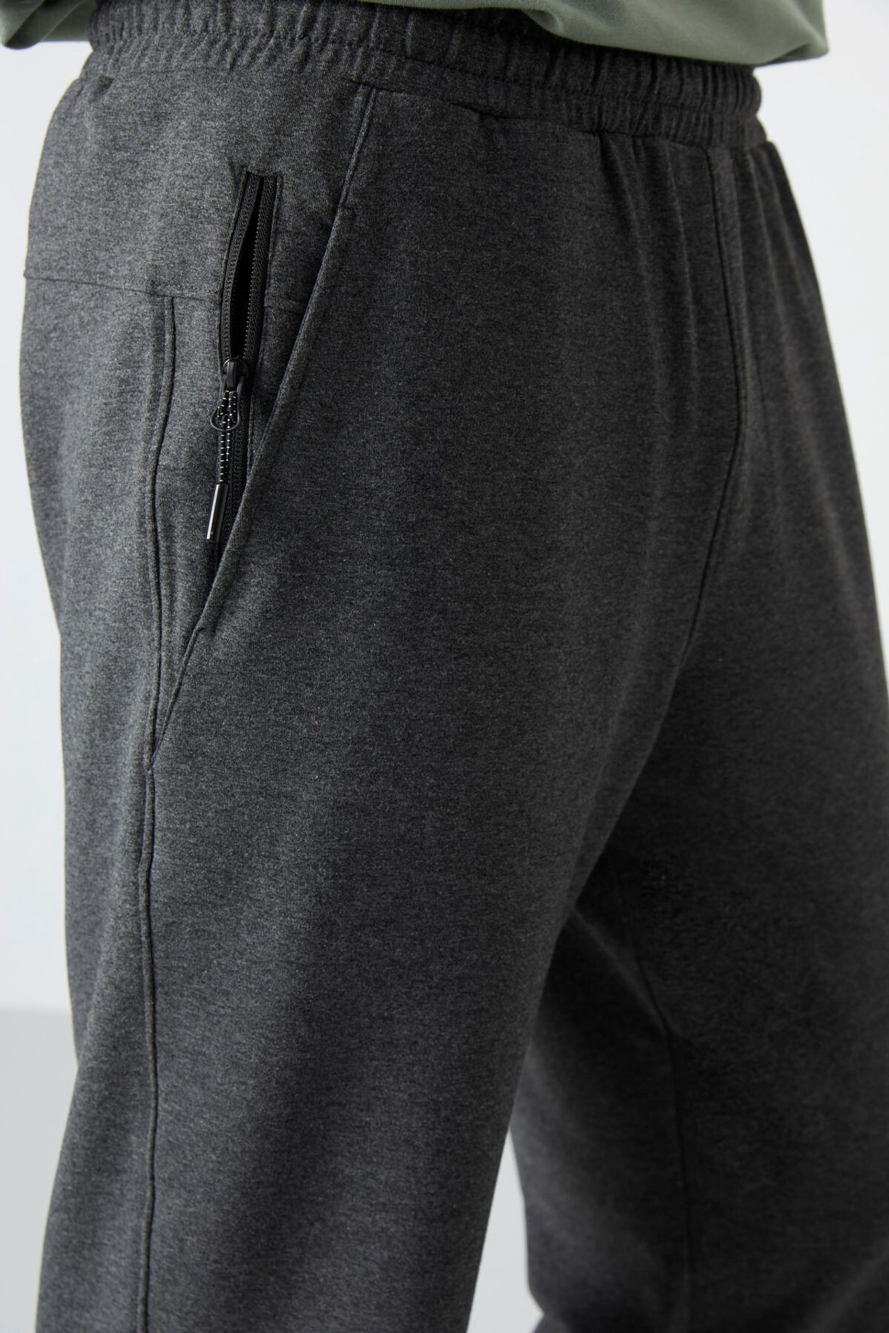 TOMMY Men's Mid-Waist Capri Shorts 4