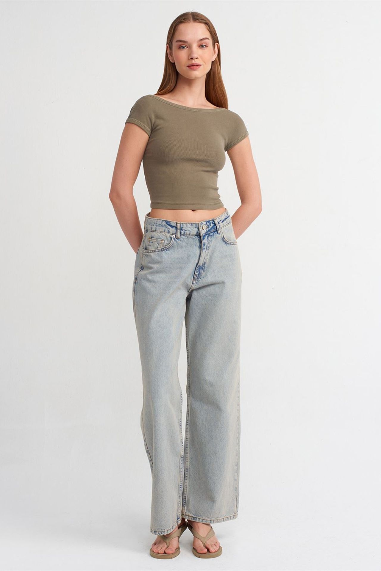 DILVIN Women's Crop T-Shirt With Square Neck And Cut-Out 3