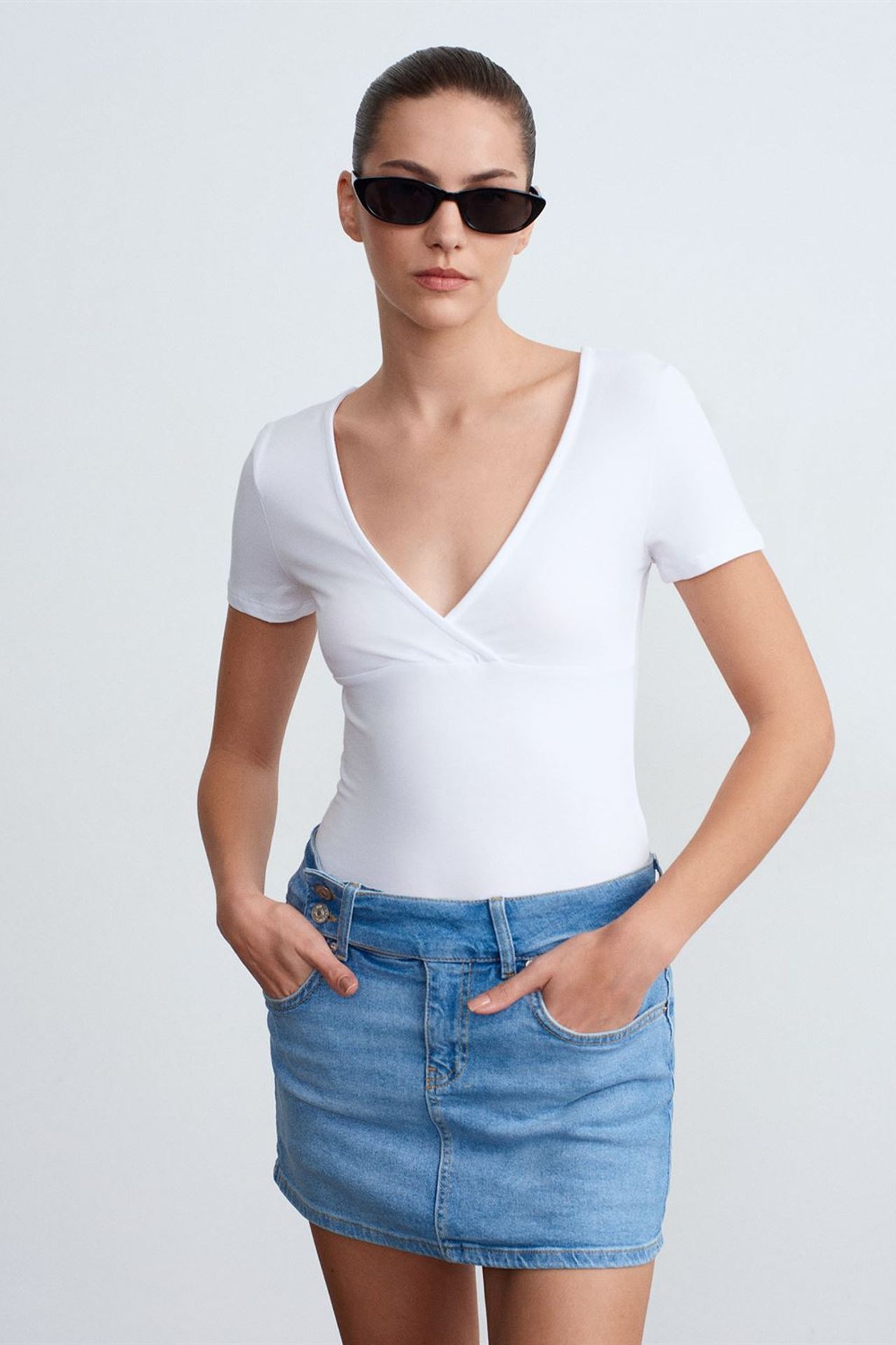 DILVIN Fitted V-Neck Short-Sleeve T-Shirt 3
