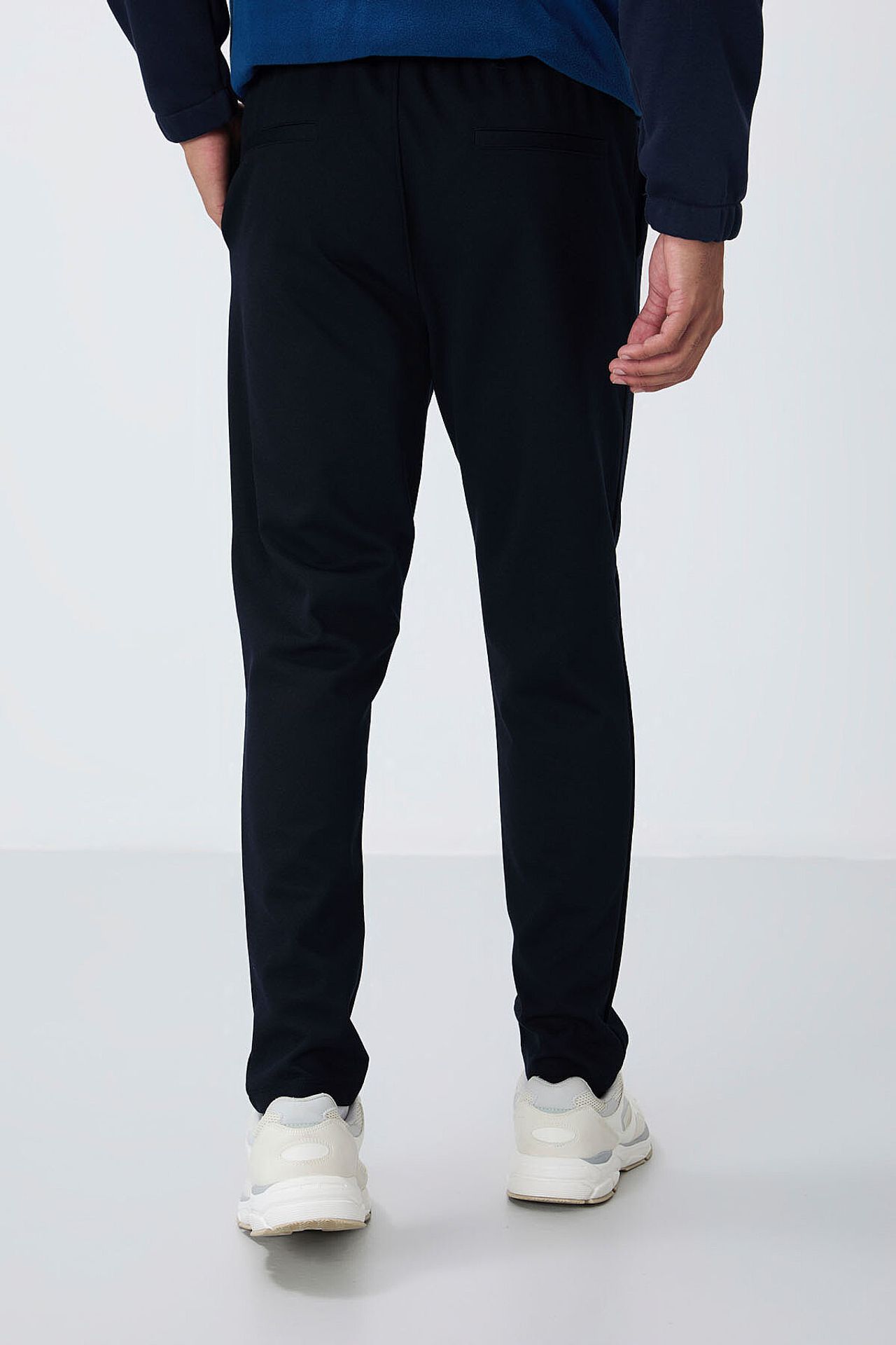TOMMY Men's Elastic Waist Tapered Sweatpants 4