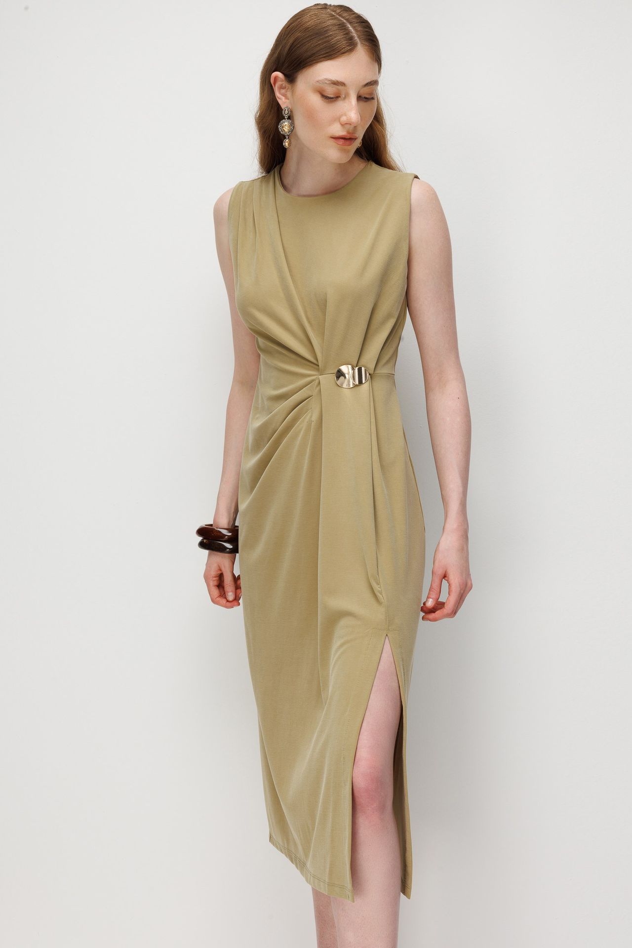 MIXRAY Fitted Midi Dress with Crew Neck 1