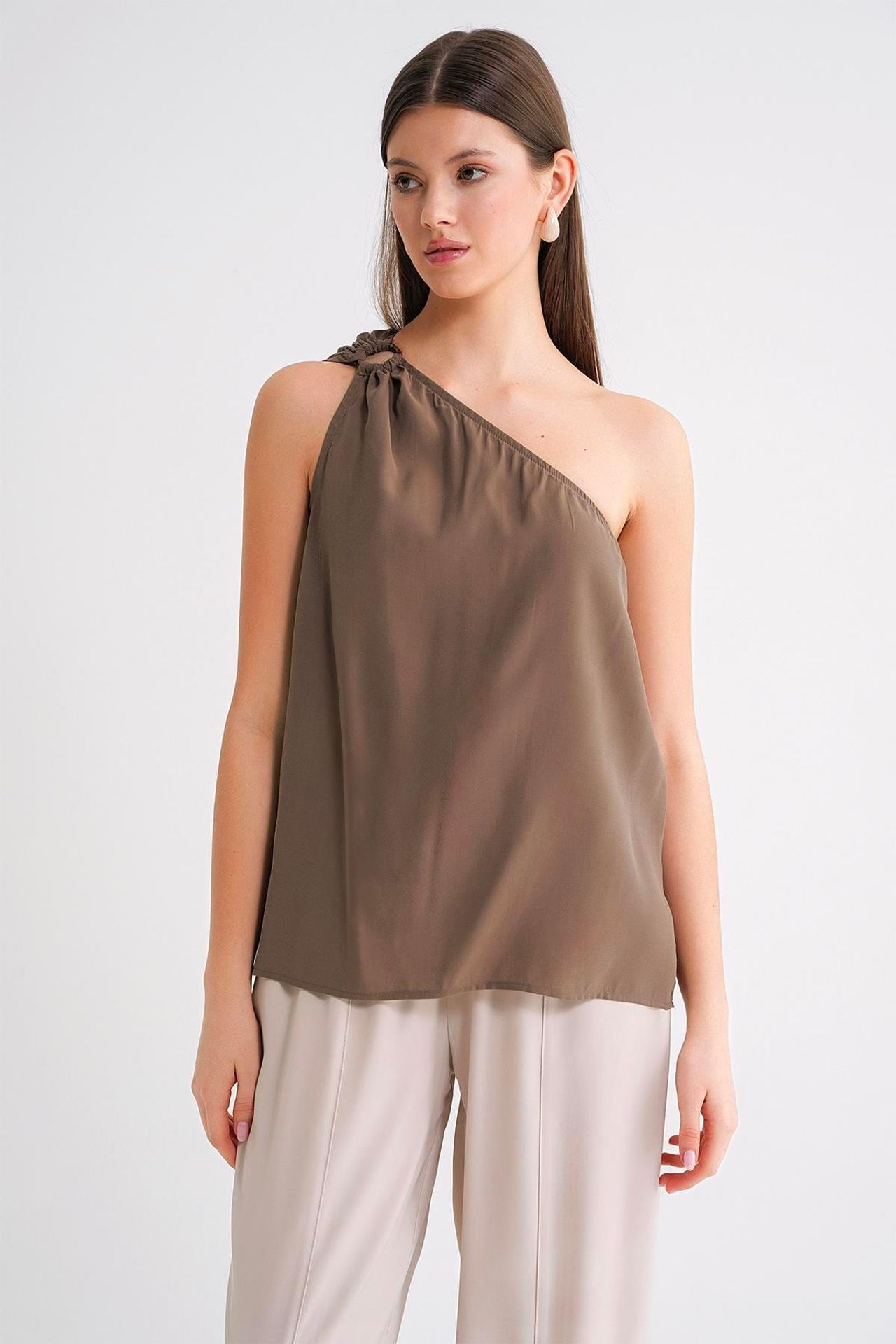 Mixray Asymmetrical Collar Accessory Detailed Top 1