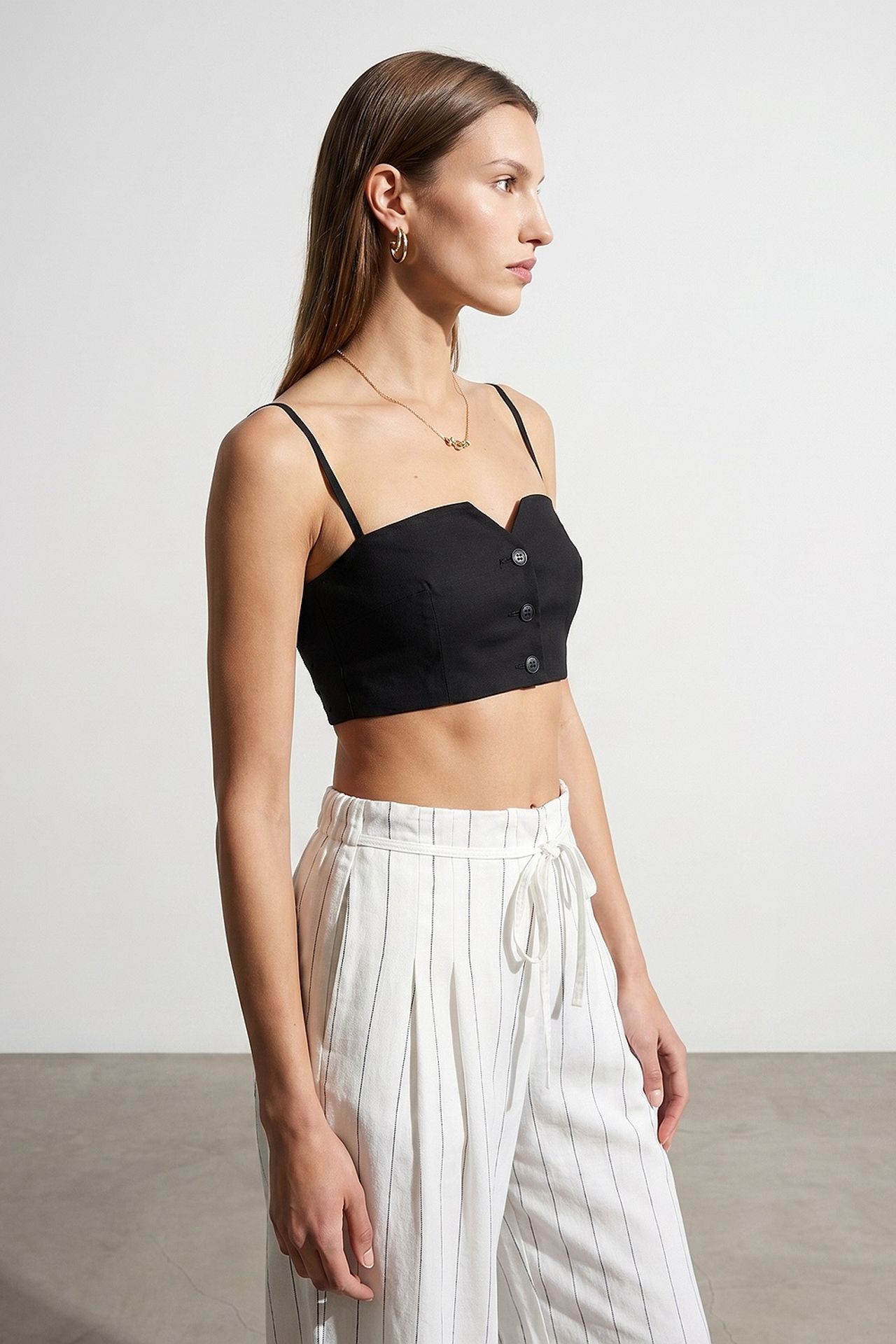 DILVIN Crop Fitted Waistcoat With Heart Neckline 3