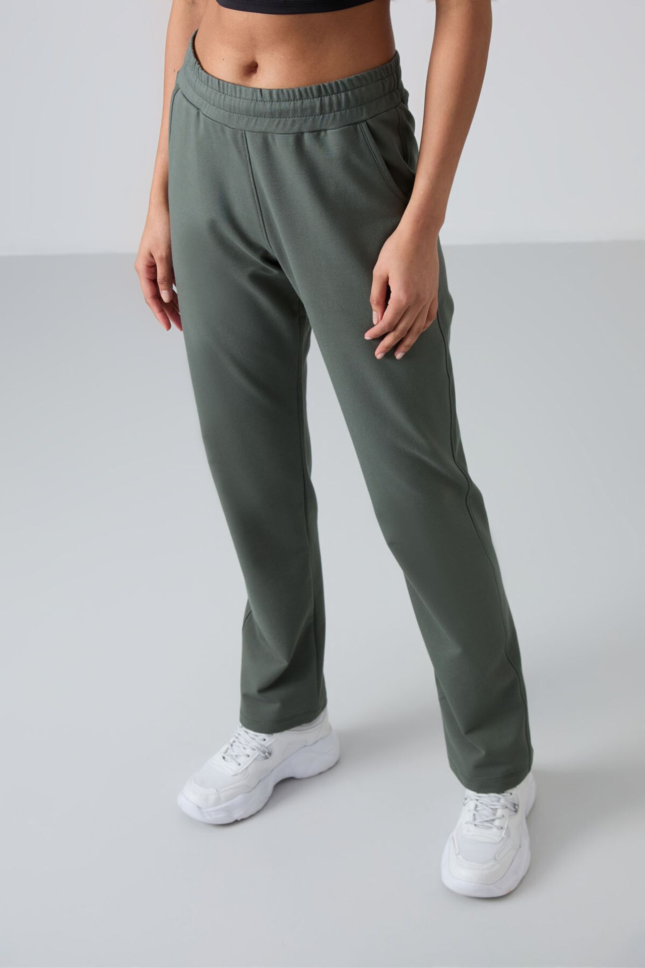 TOMMY Women’s Straight-Leg Fleece Sweatpants 2