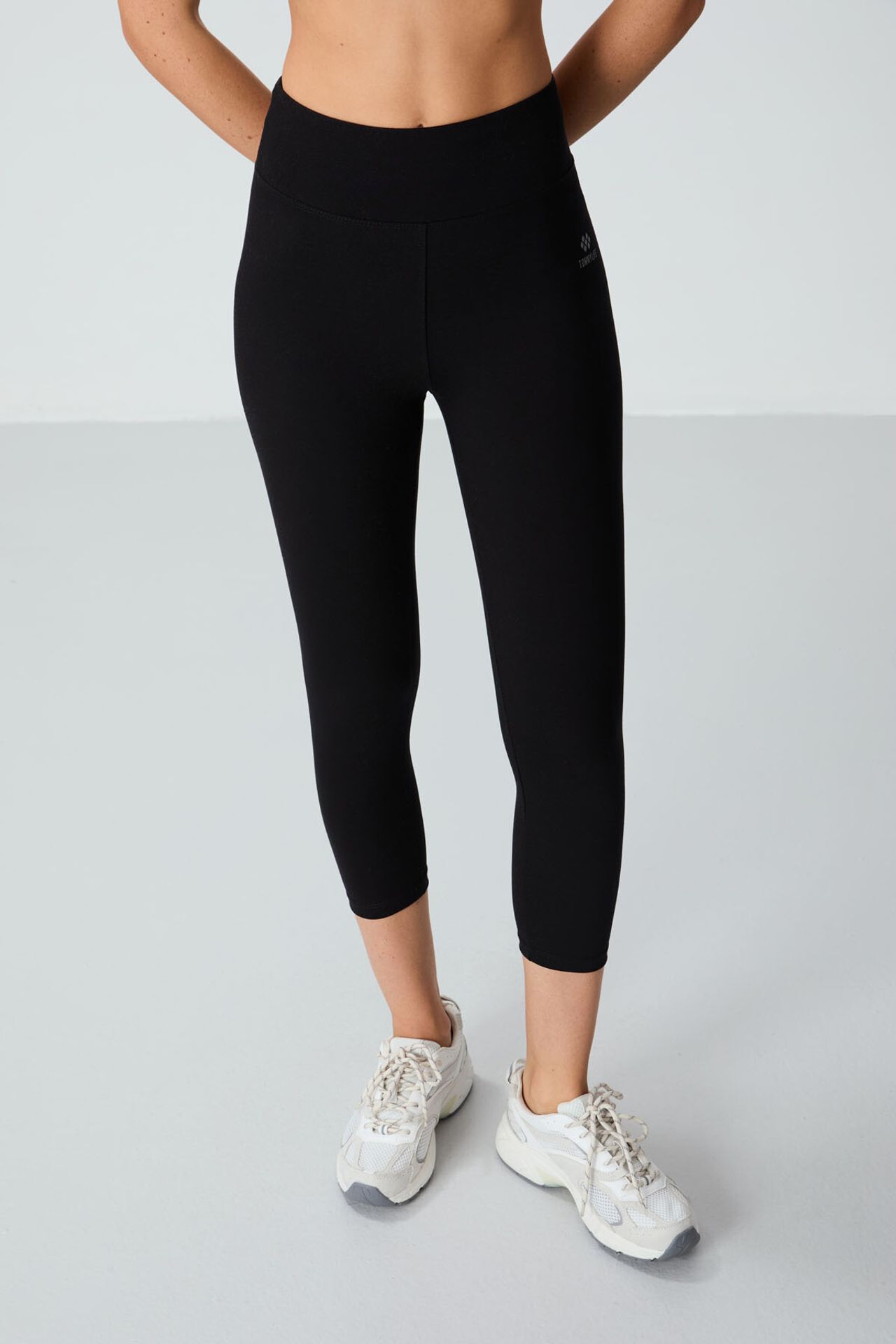 TOMMY High-Waist Capri Leggings