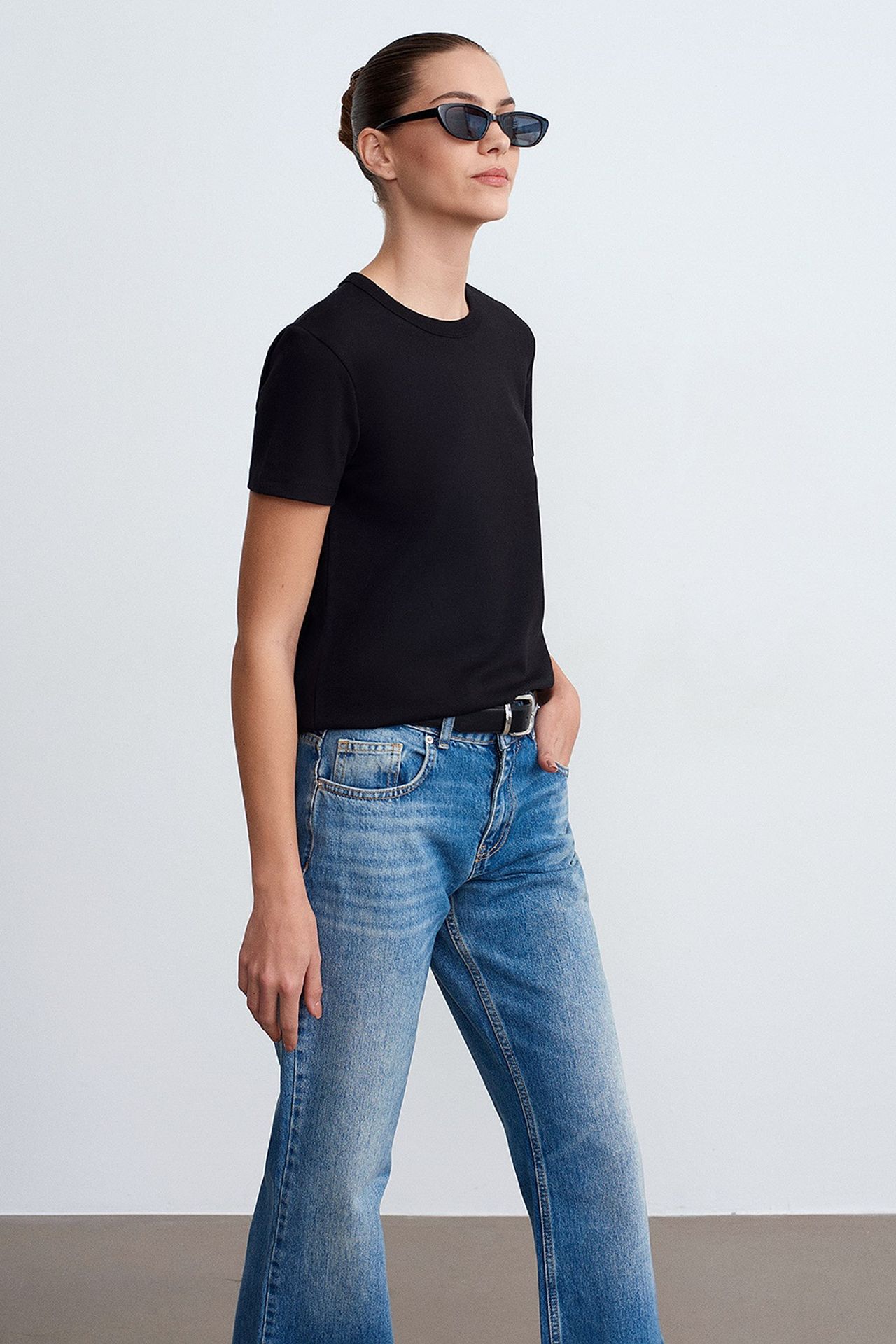 DILVIN Women's Solid Crew Neck T-Shirt 1