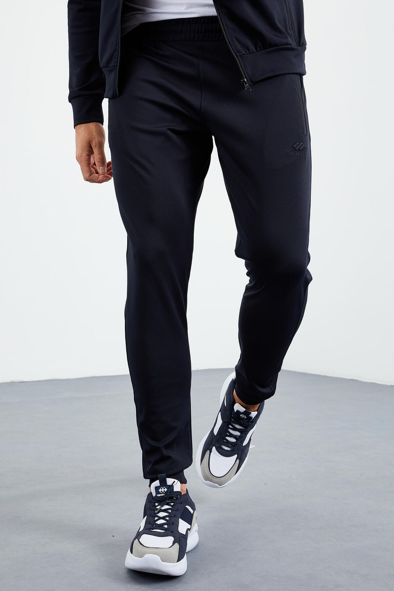 TOMMY Men's Scuba Knit Sweatshirt And Pants Set 2