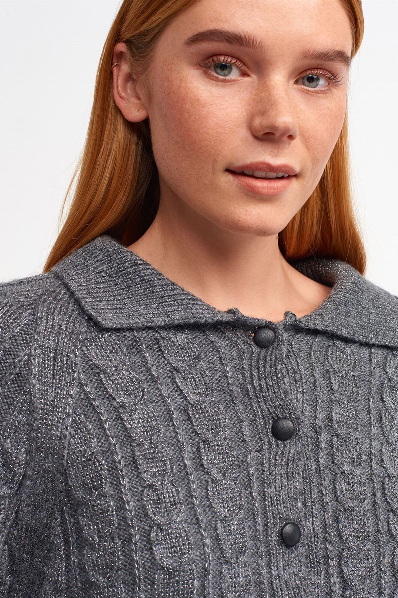 DILVIN Crop Cable-Knit Button Cardigan 4
