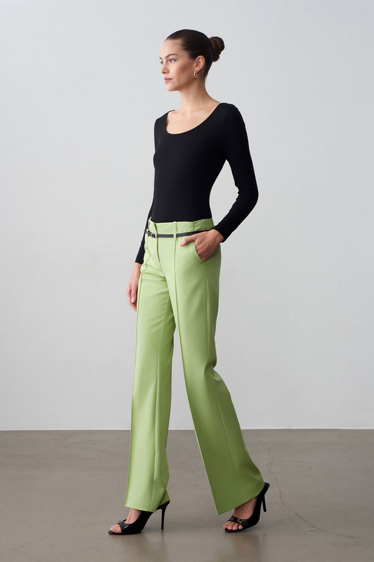 DILVIN Belted Straight-Leg Crepe Trousers 1