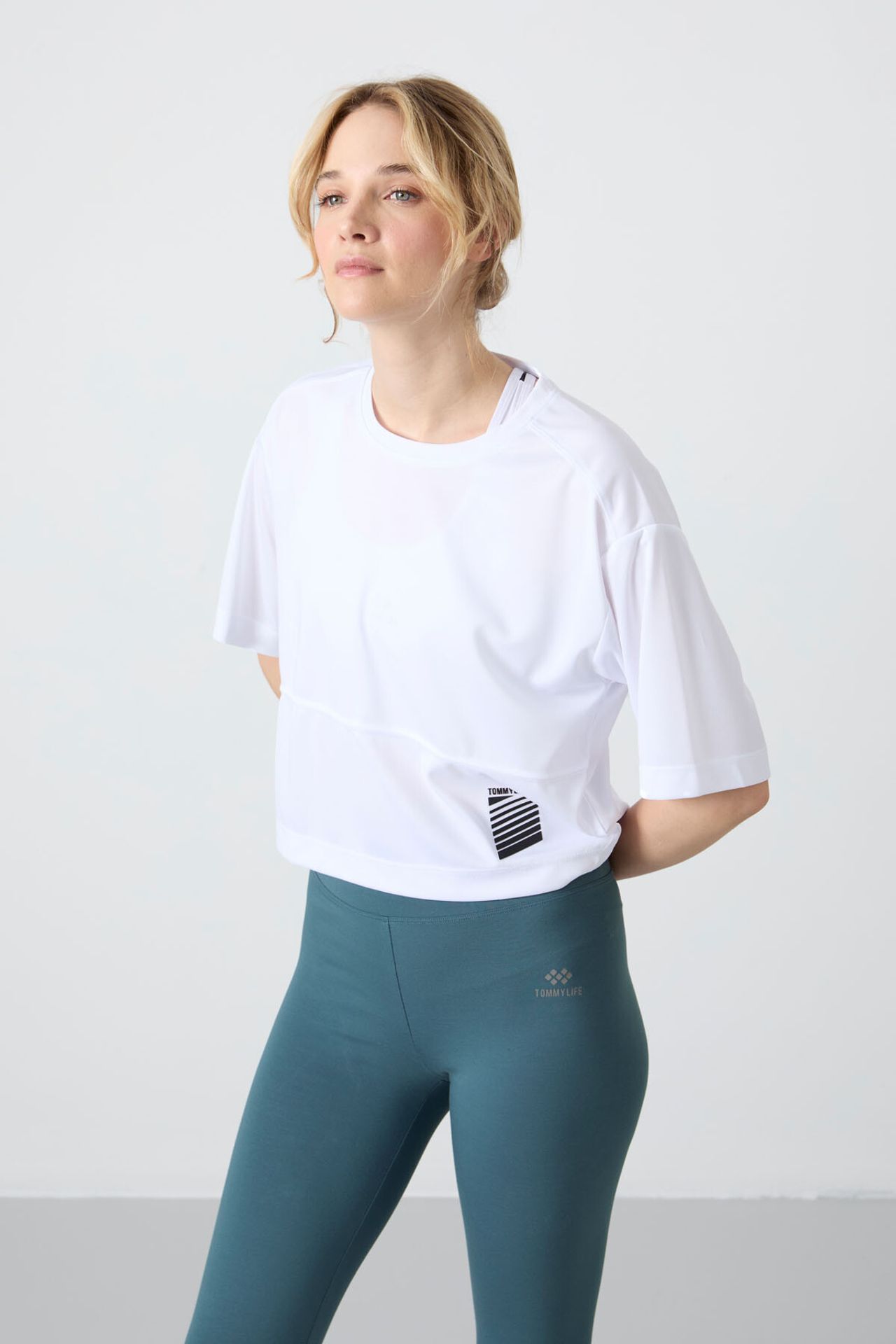 TOMMY Oversized Crew Neck T-Shirt With Pocket 2