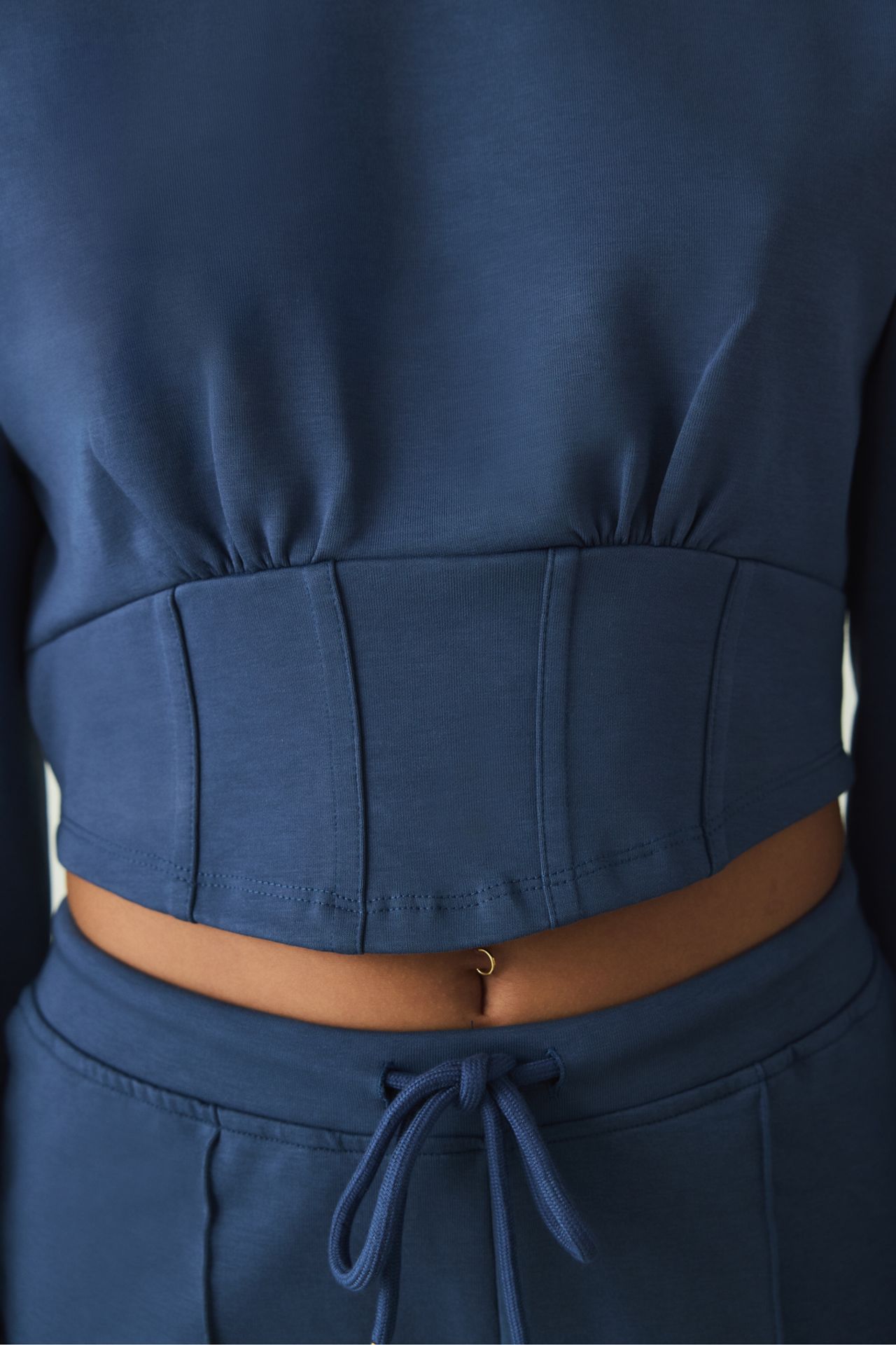 PENTI Belle Line Crew Neck Crop Sweatshirt 4