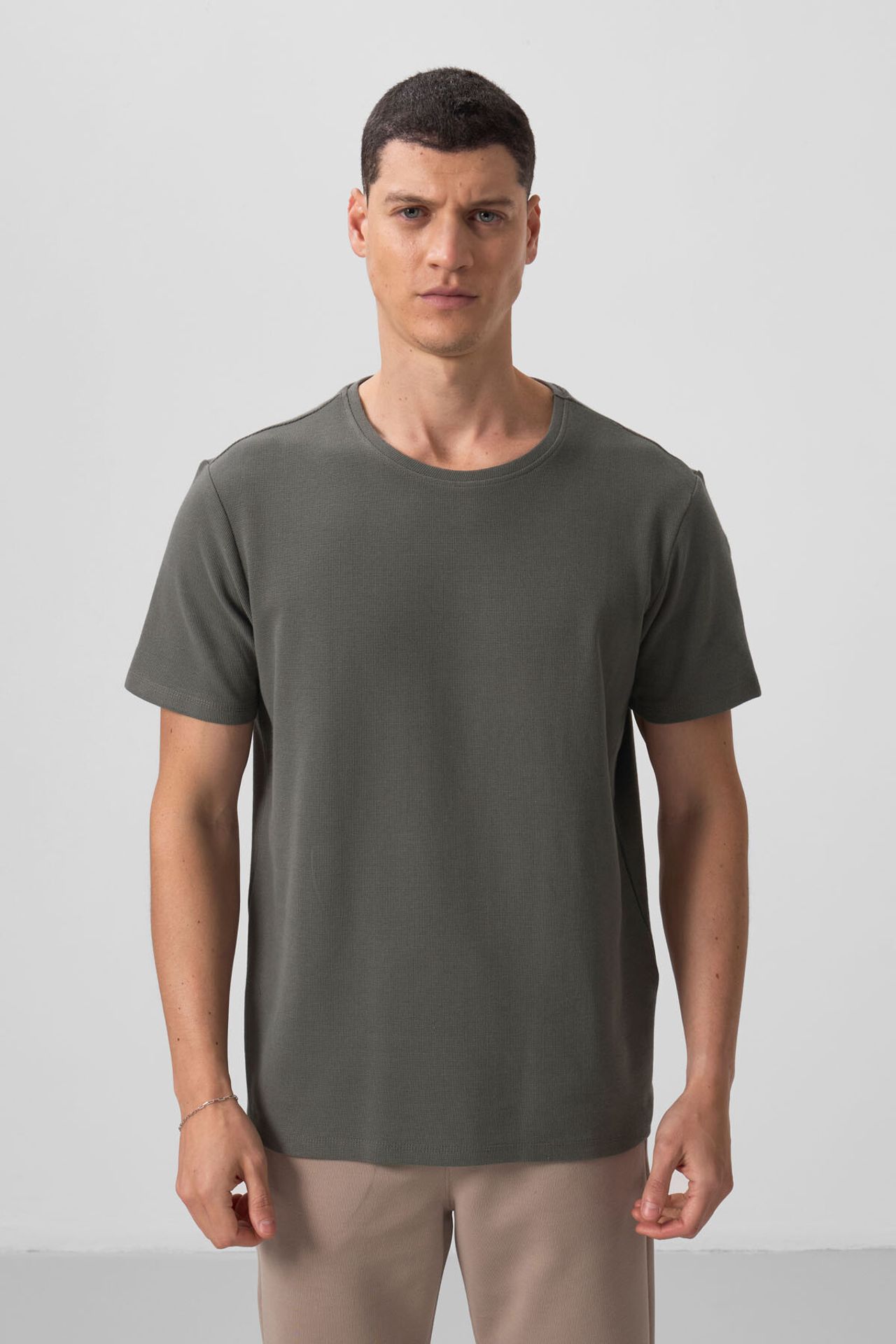 TOMMY Men's Regular Fit Crew Neck T-Shirt 1