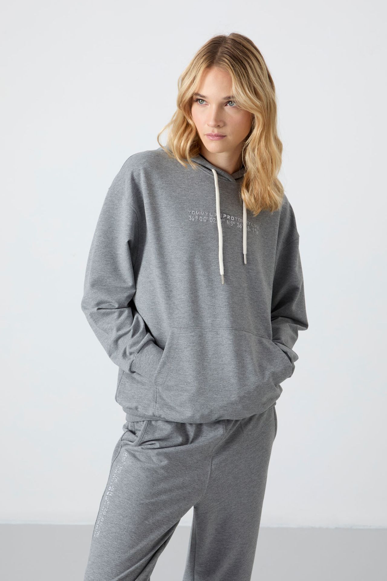 TOMMY Oversized Hooded Sweatshirt And Pants Set 5