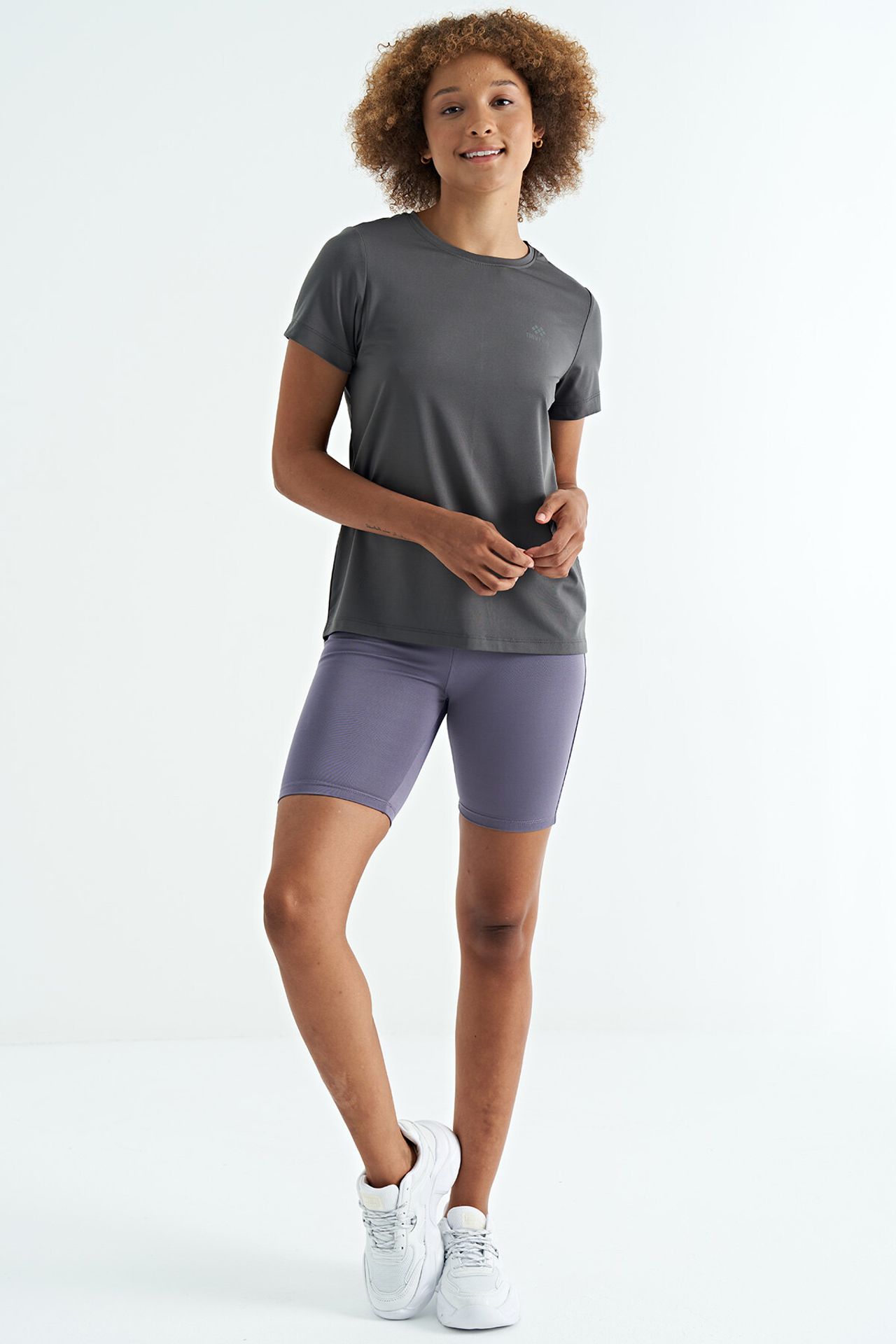 TOMMY Women's relaxed crew neck T-shirt with side slits 6