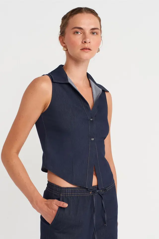 DILVIN Fitted Sleeveless Crop Shirt