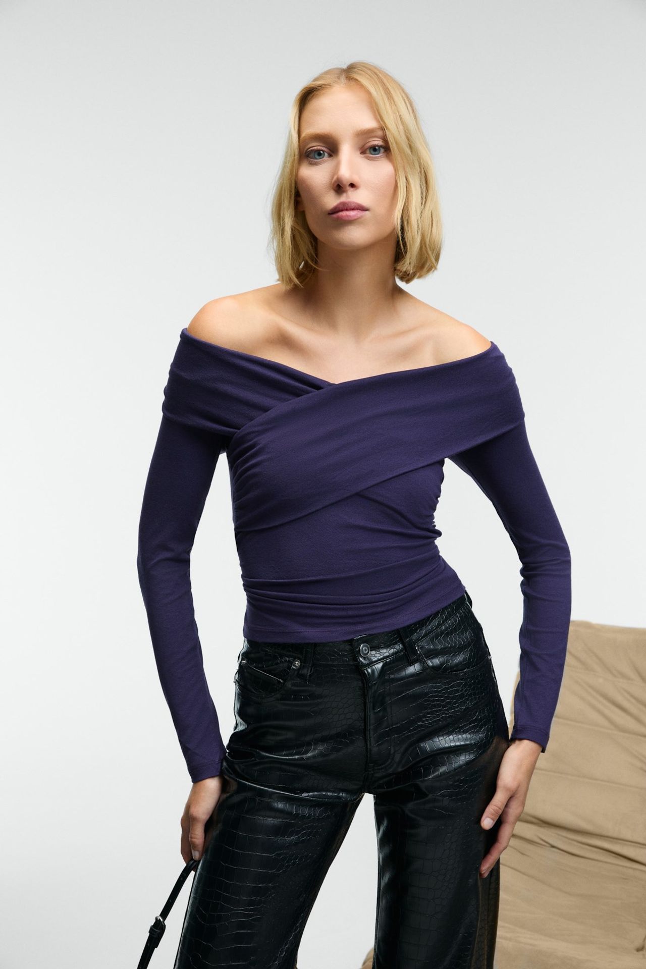 ETHIQUET Asymmetrical One-Shoulder Long Sleeve Blouse 3