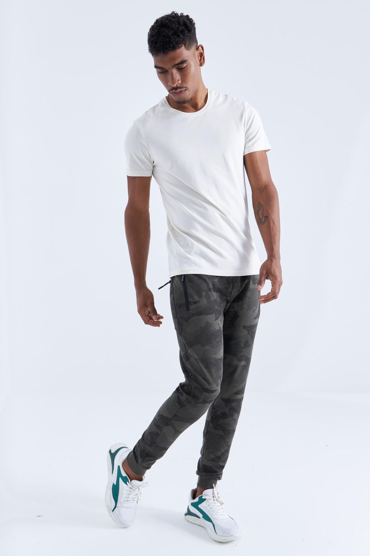 TOMMY Men's Camouflage Slim Fit Sweatpants 3