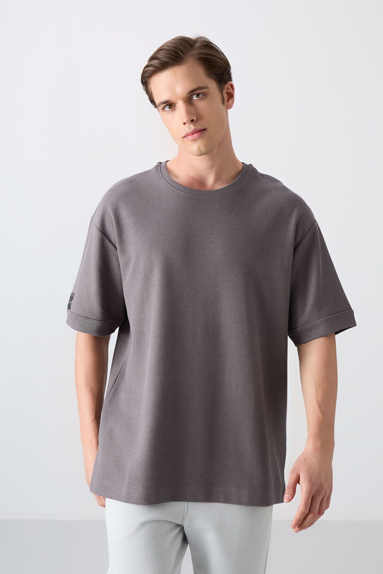 TOMMY Men's Oversized Crew Neck T-Shirt With Patch 1