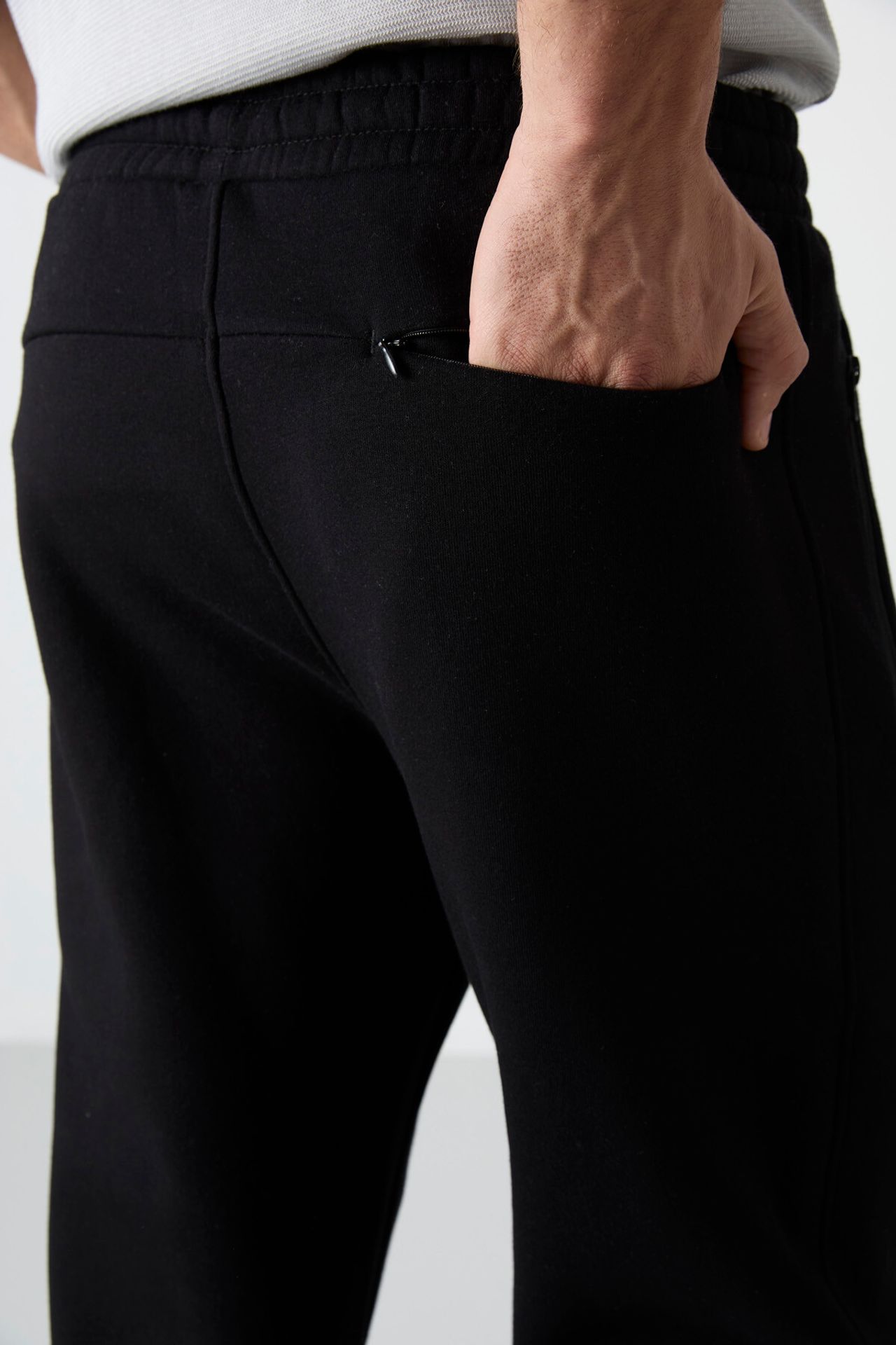 TOMMY Men's Regular Fit Fleece Sweatpants 6
