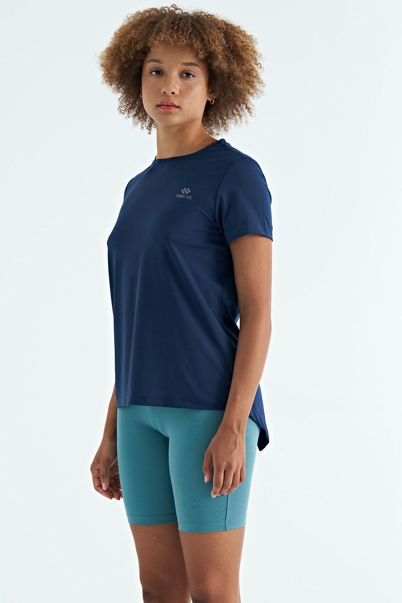 TOMMY Women's relaxed crew neck T-shirt with side slits 6
