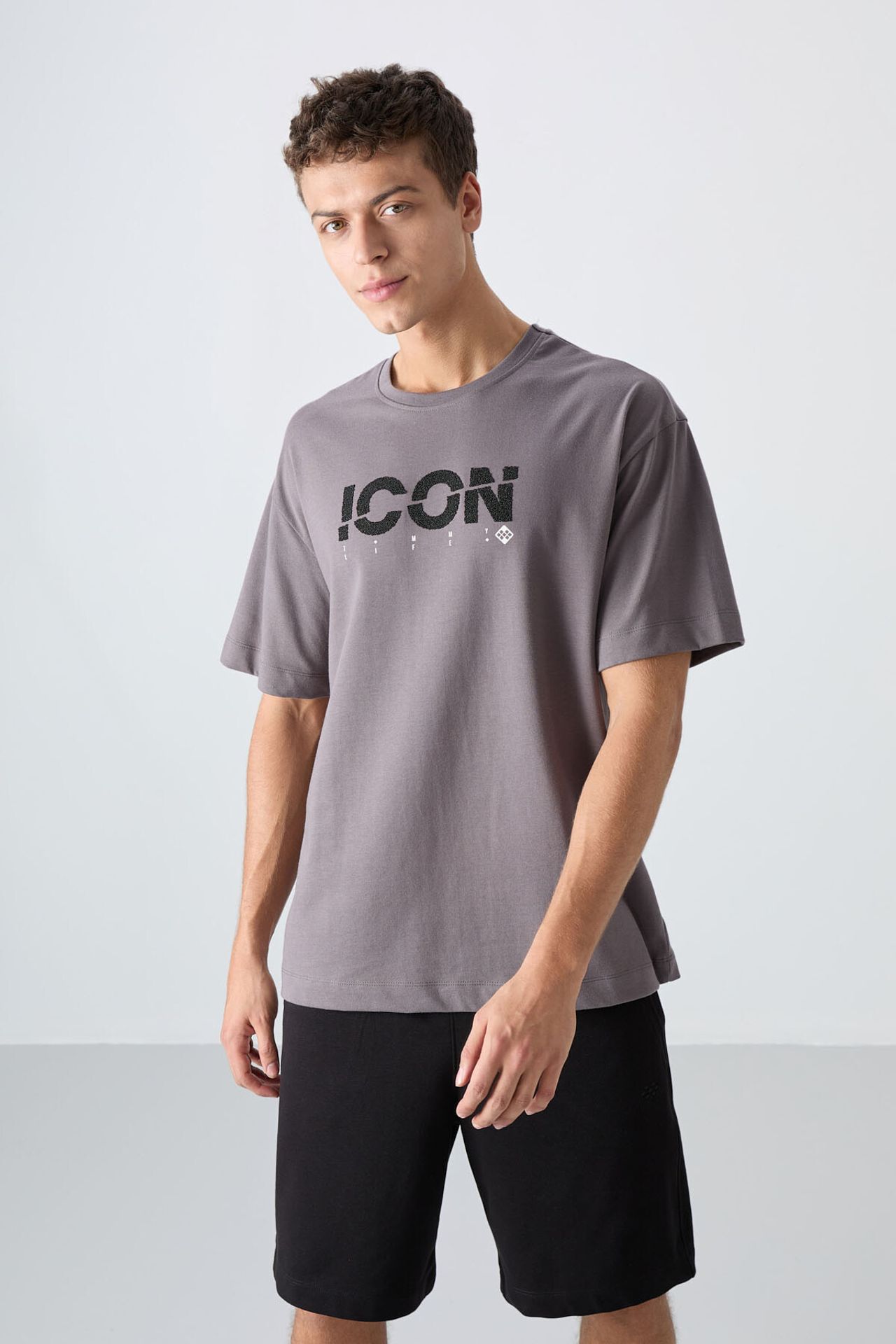 TOMMY Oversized Logo Print Crew Neck T-Shirt 1