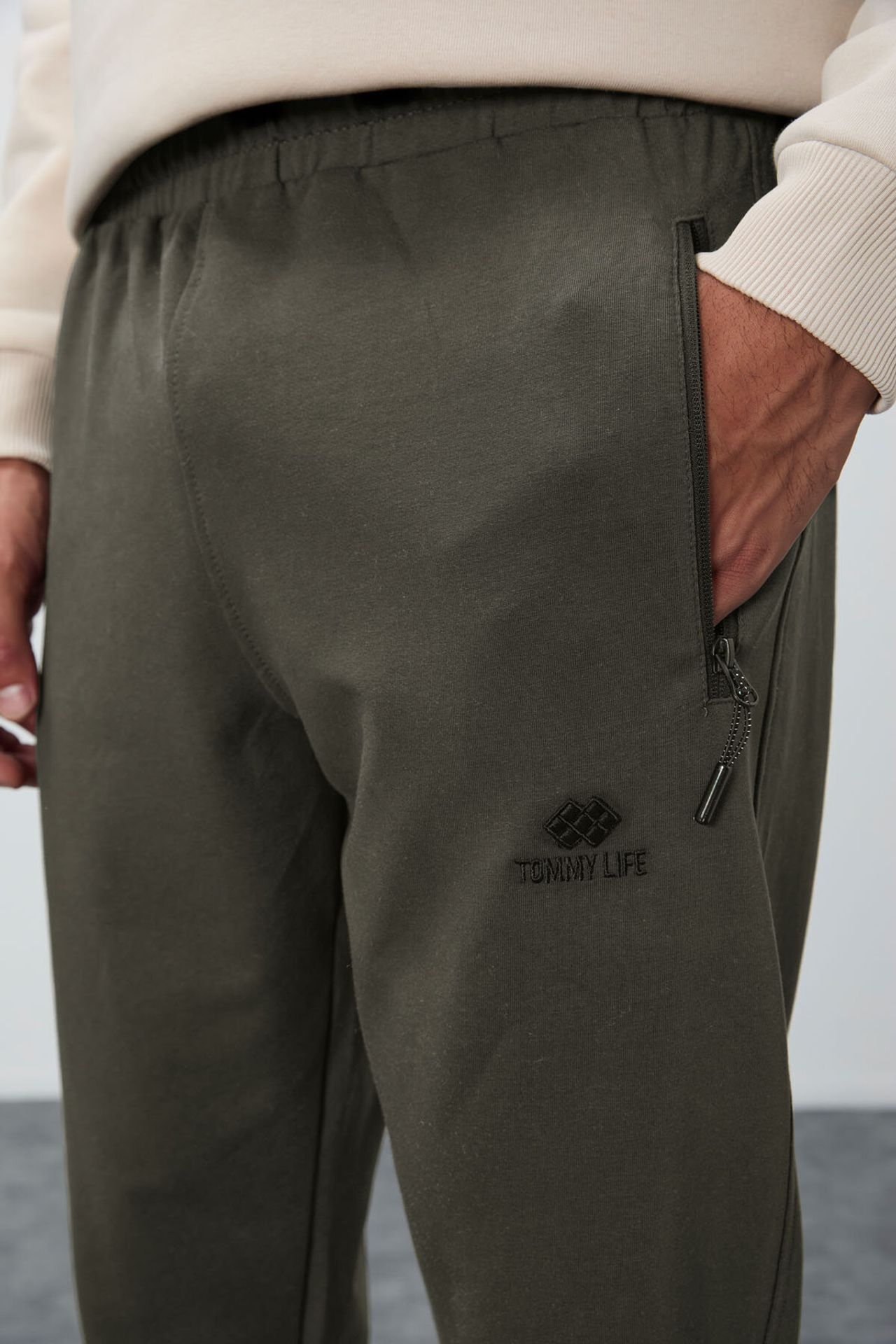 TOMMY Men's Jogger Sweatpants With Zip Pocket 4