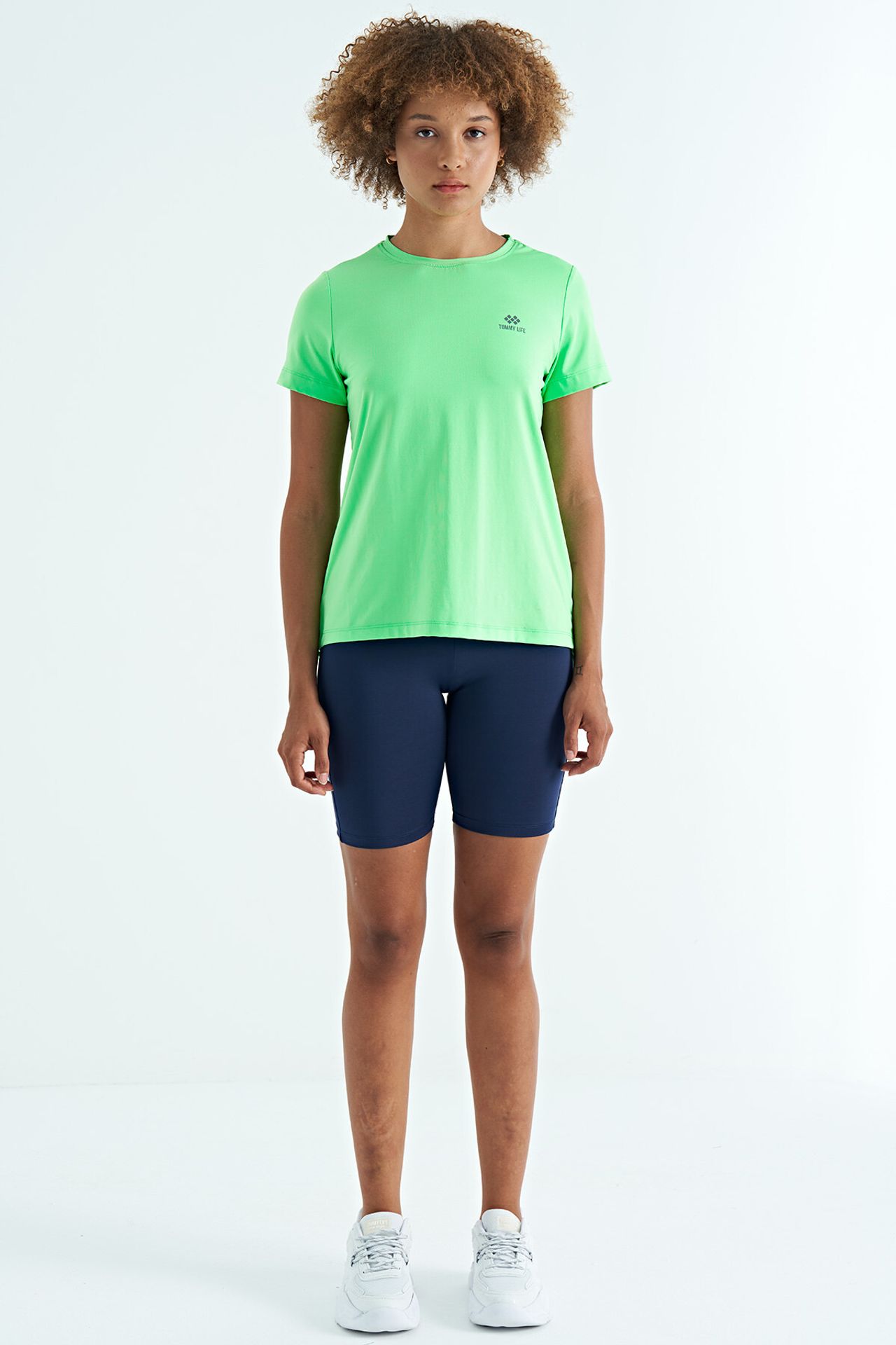 TOMMY Women's relaxed crew neck T-shirt with side slits 3