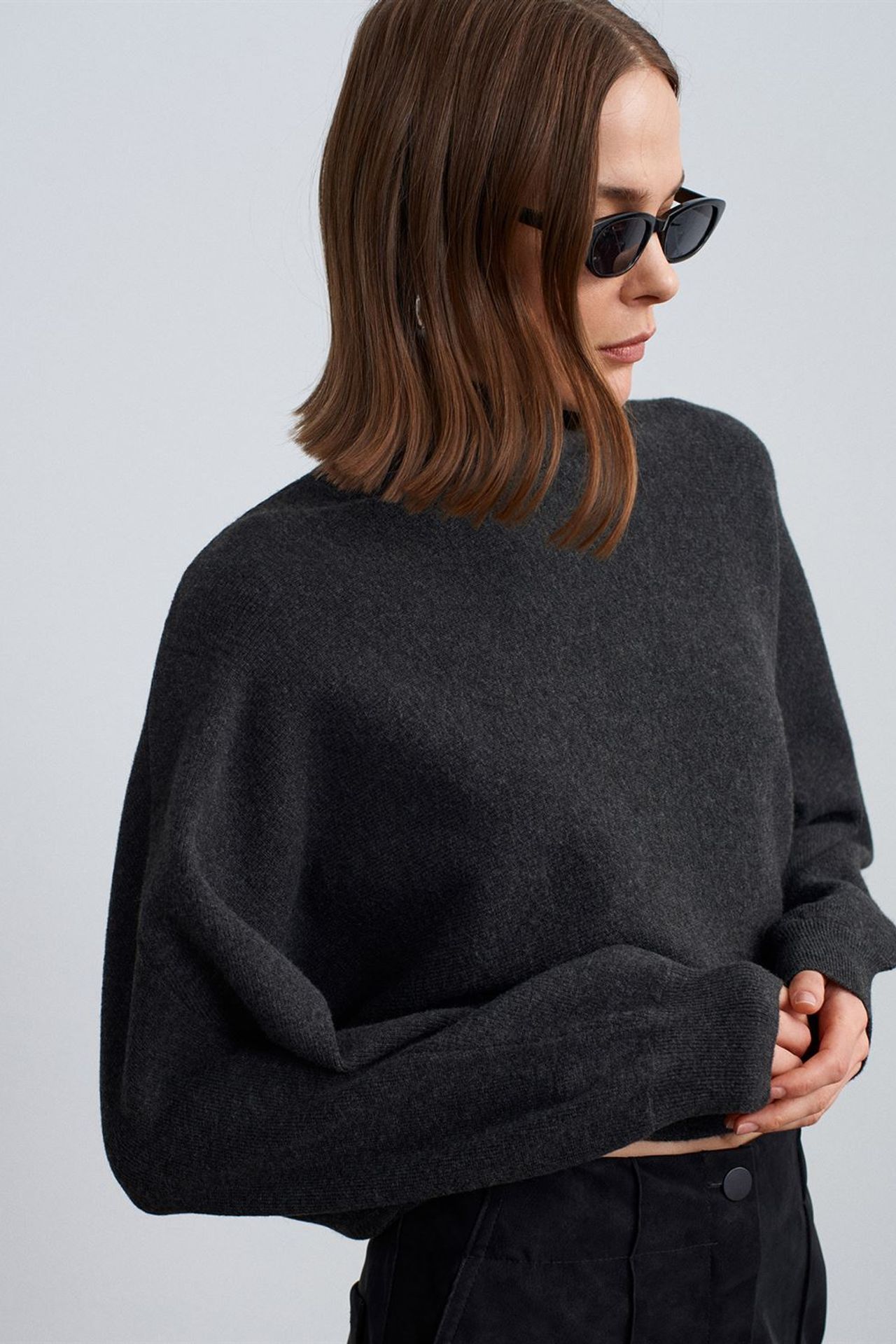DILVIN Women's Oversized Cropped Turtleneck Sweater 3