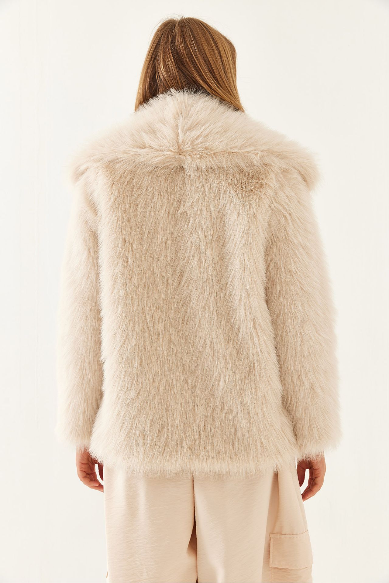 LUCCI Oversize Faux Fur Coat 4