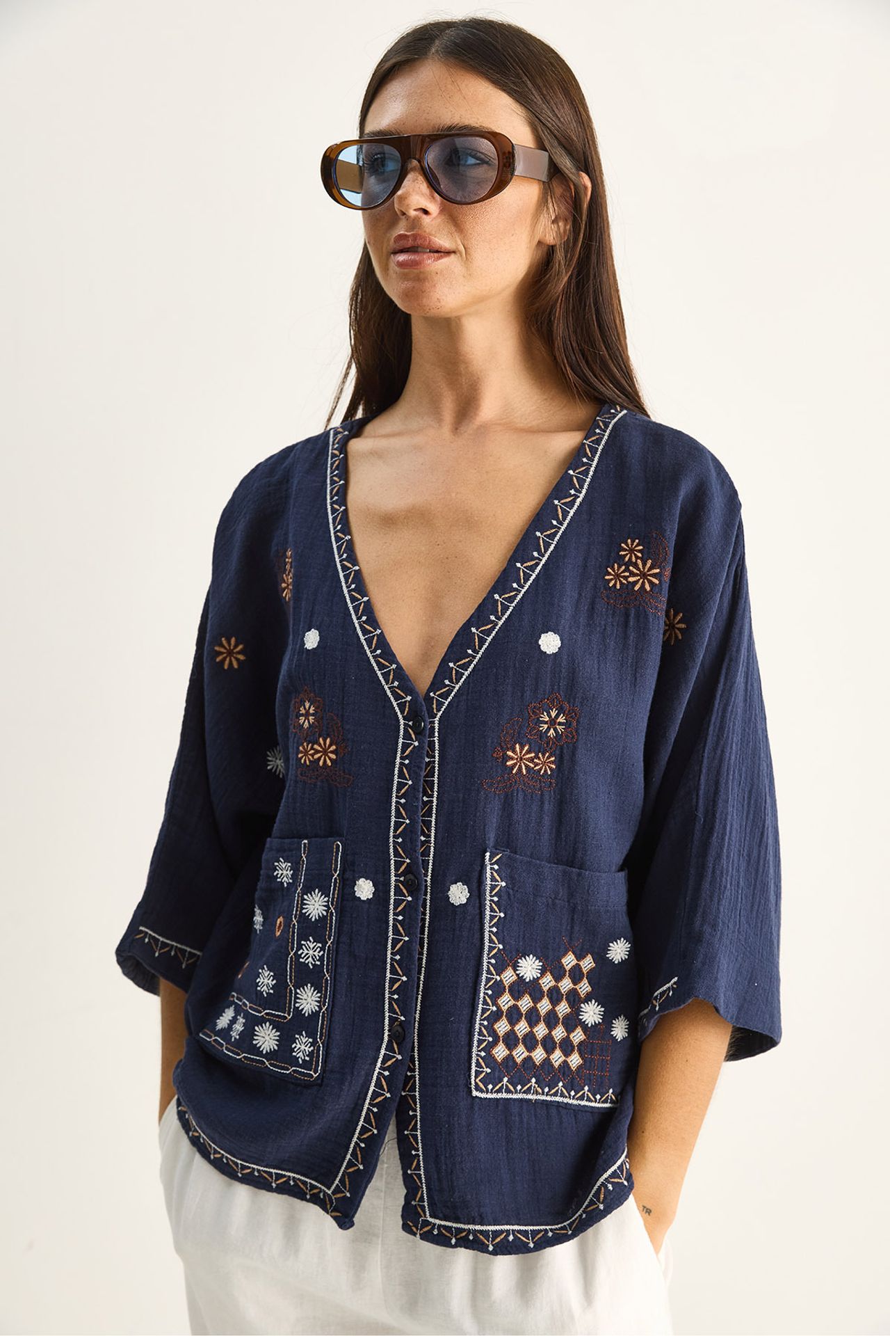LUCCI Nakışlı Pamuklu Krep V Yaka Gömlek 2