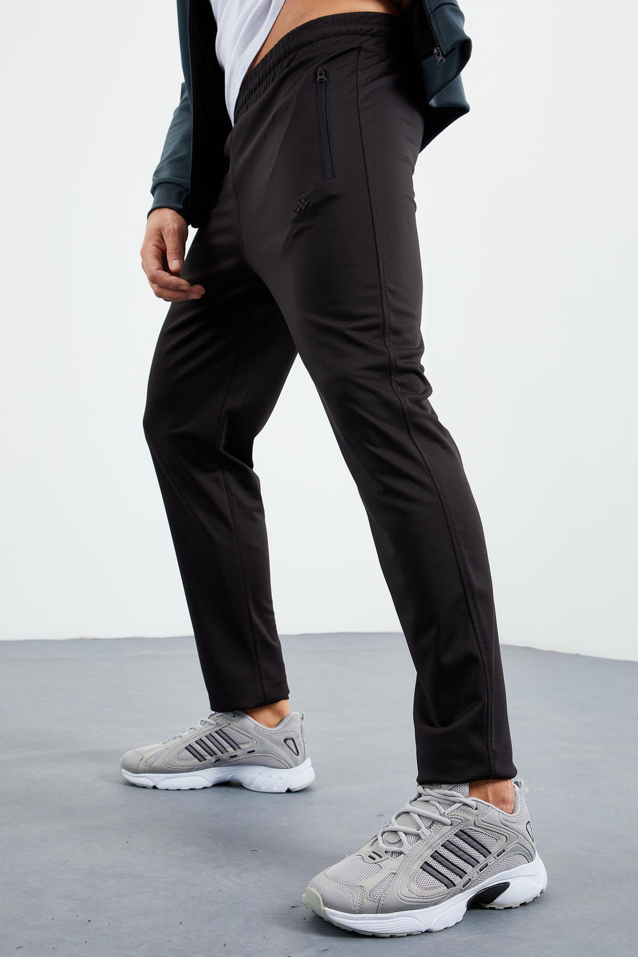 TOMMY Men's Scuba Knit Active Set With Zipper Collar 5