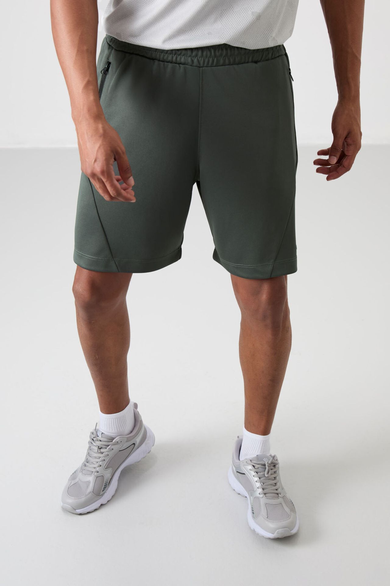 TOMMY Men's Knit Zipper Sweat Shorts 4