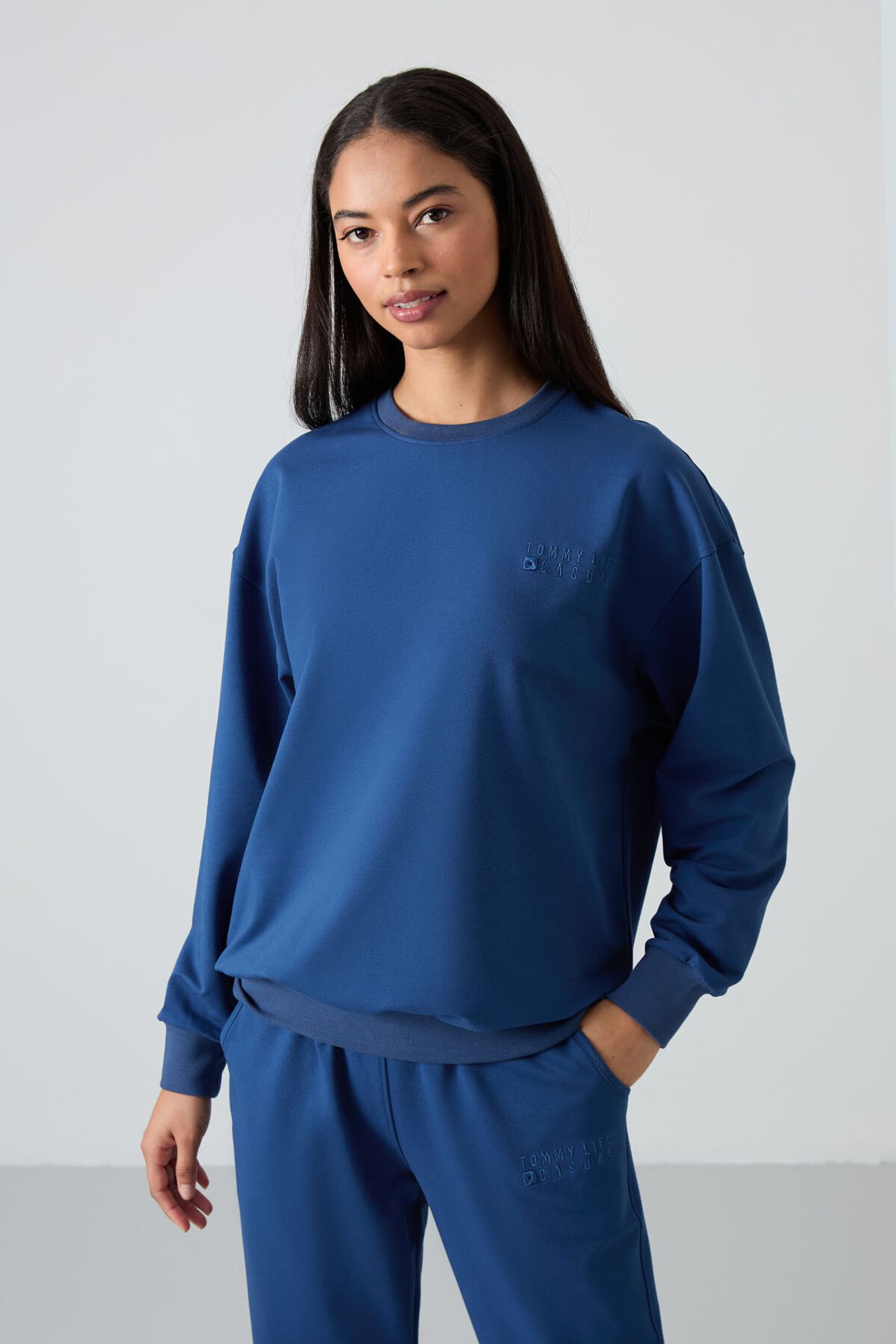 TOMMY Oversized Crew Neck Sweatshirt and Pants Set 6