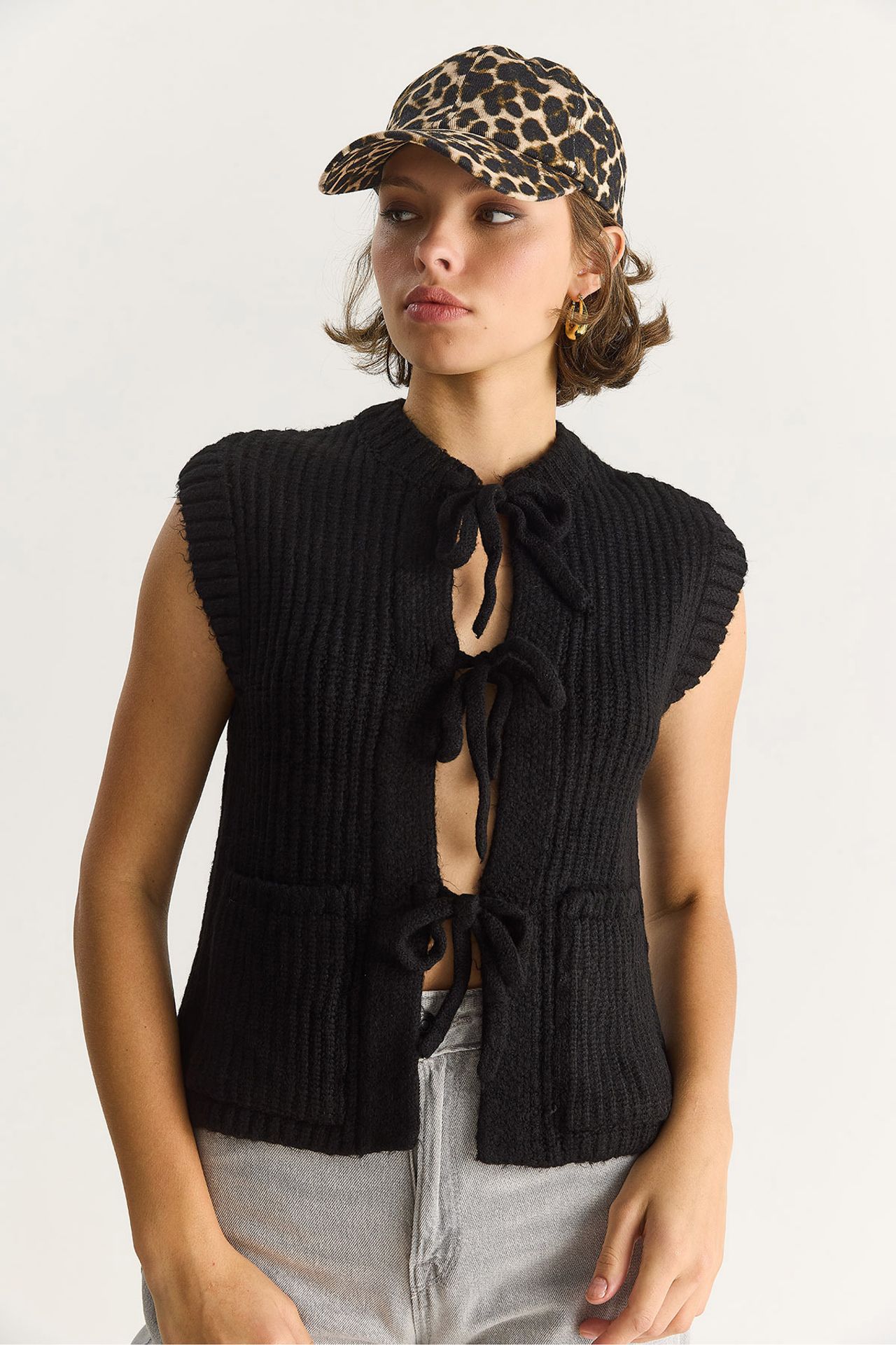 LUCCI Textured Knitwear Waistcoat with Tie Closure 3