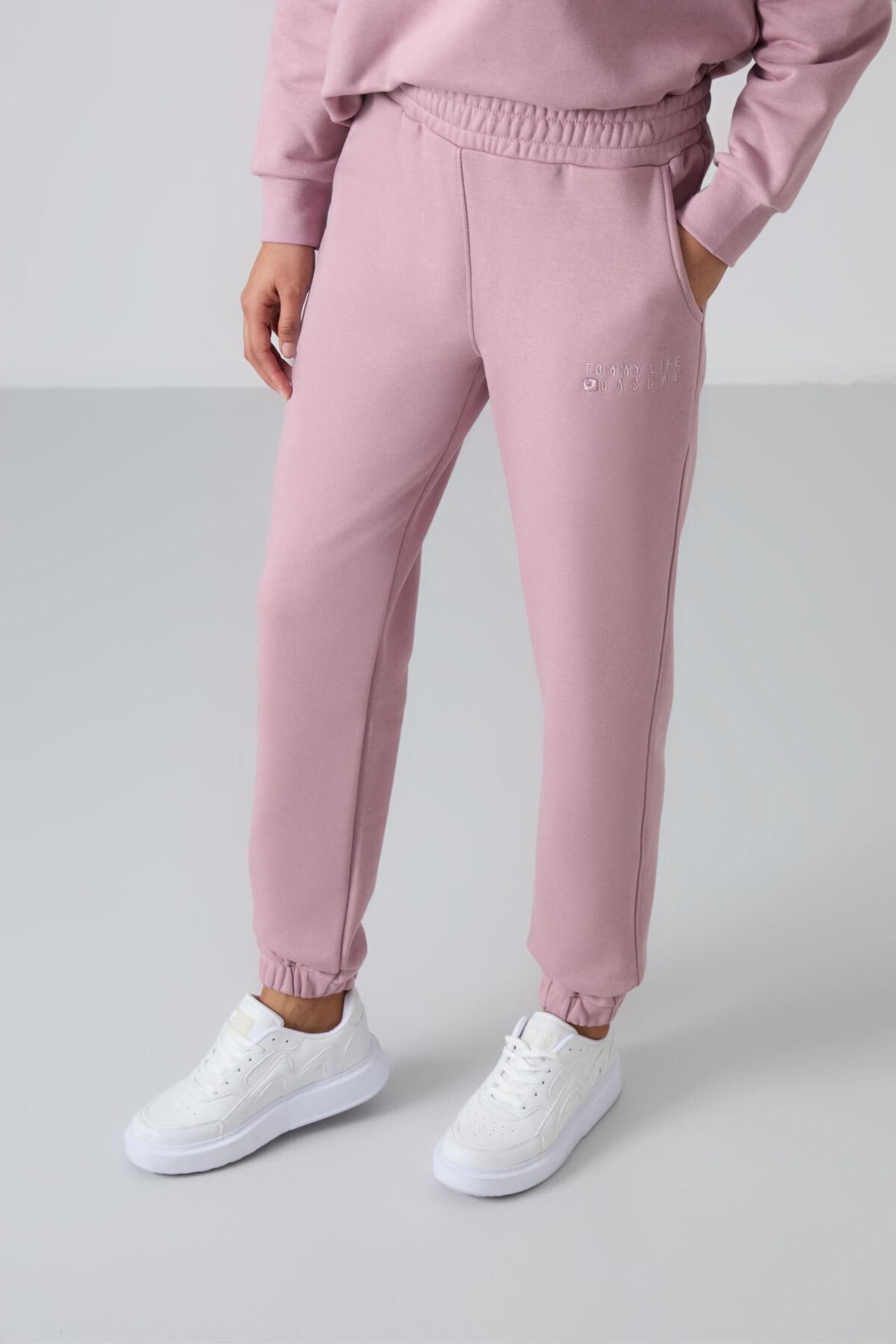 TOMMY Oversized Crew Neck Sweatshirt and Pants Set 3