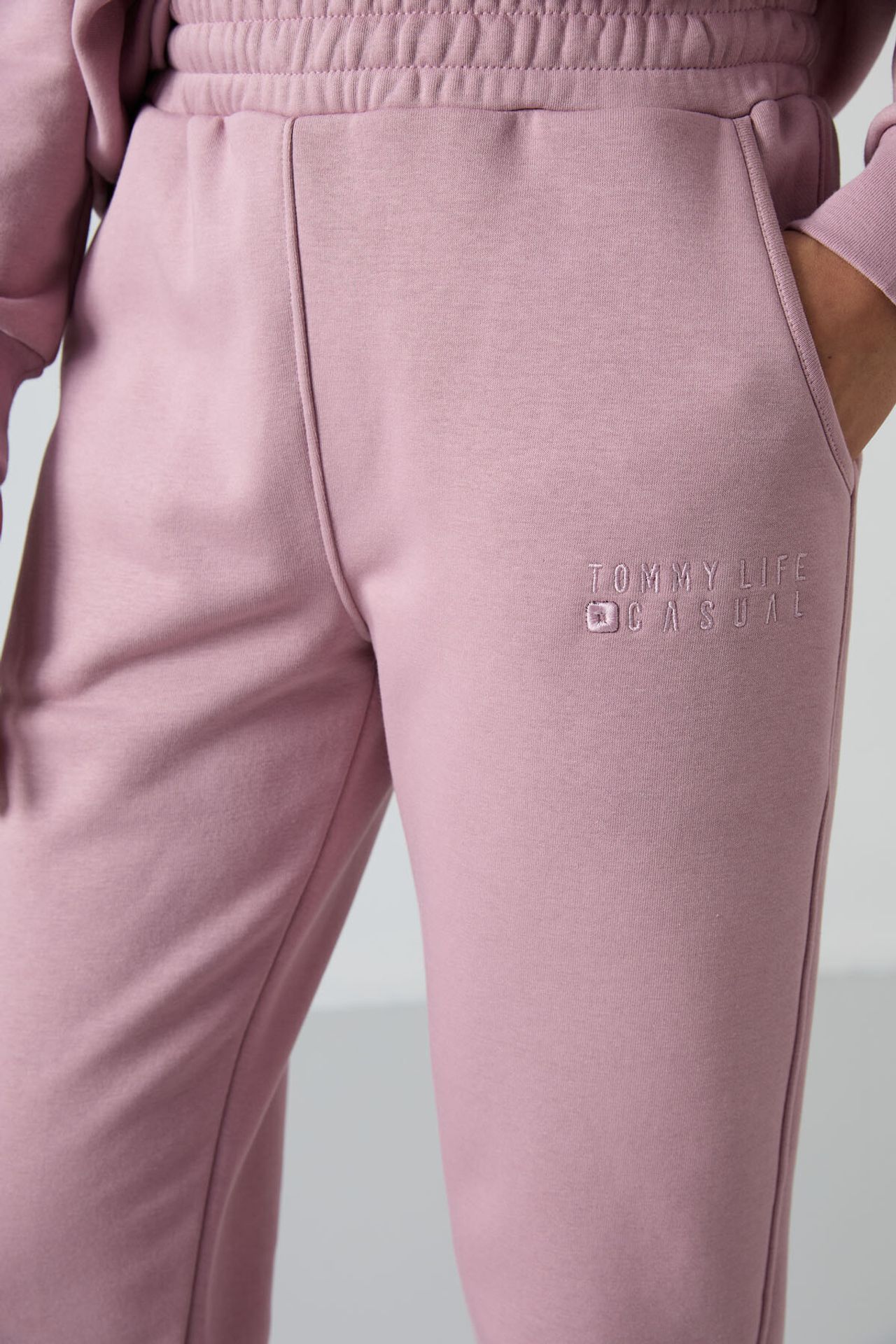 TOMMY Oversized Crew Neck Sweatshirt and Pants Set 4